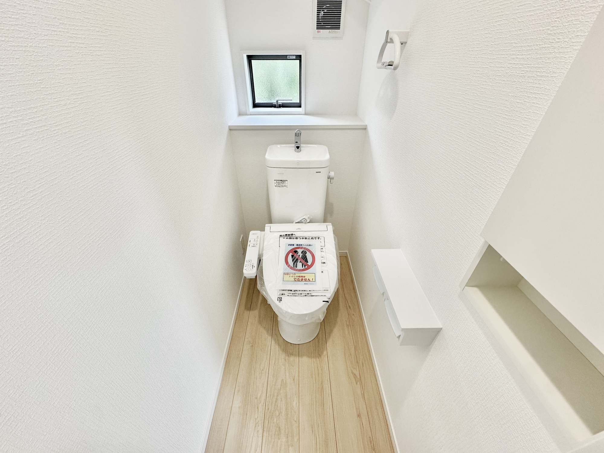 真岡市台町の新築一戸建のトイレ|節水型でエコなトイレには、今では当たり前の洗浄付き。便座を温める機能もついていて、居心地良くてトイレから出られなくなるかも！換気用に換気扇はもちろん、窓も着いているので常に快適ですね♪