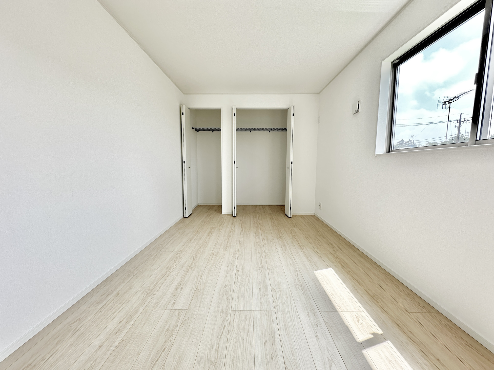 真岡市台町の新築一戸建の子供部屋|広々とした居住空間は日々の暮らしを彩り、心のやすらぎと満足感を与えてくれます。通風と採光を考慮した設計は子供たちはのびのび育ち、家族でくつろぎと団らんを生み出します。