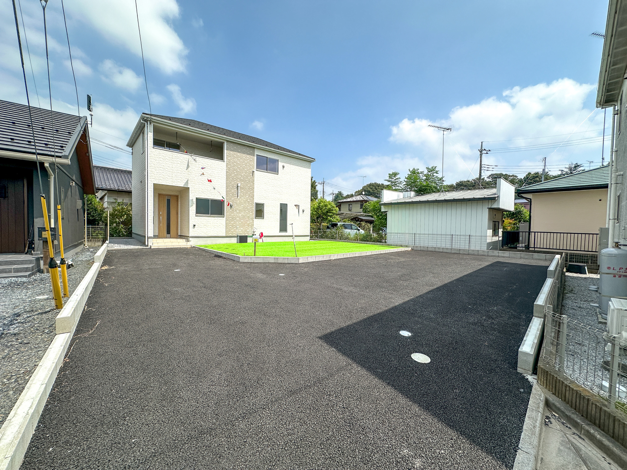 真岡市台町の新築一戸建の駐車場|車庫土間施工、駐車2台可能です(^^♪