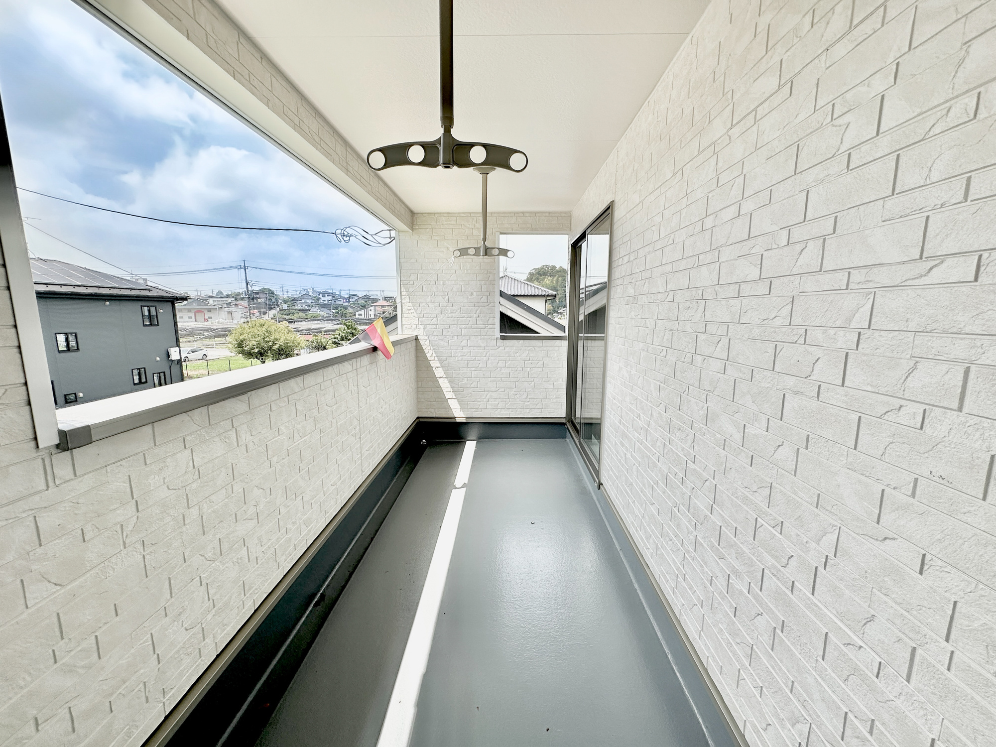 真岡市台町の新築一戸建のバルコニー|南向きで陽当りの良いバルコニーは、物干しセットを追加すれば、一度にたくさんのお洗濯物が干せるのが魅力！バルコニーは洗濯物を干すだけの場所じゃなく、家族のゆとりのある時間を演出するプライベート空間。
