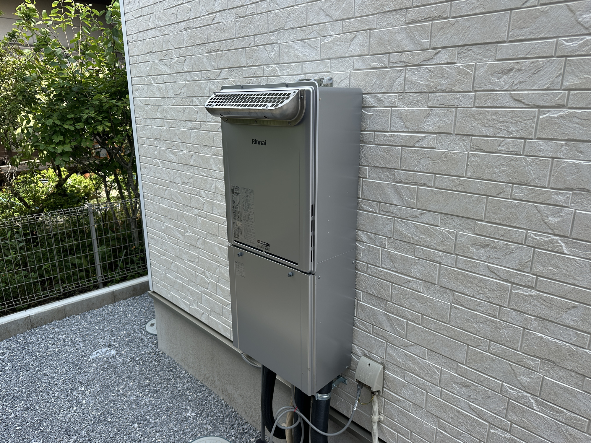 真岡市台町の新築一戸建の発電・温水設備|お庭には、立水栓があるのでお子様のお庭遊び後もすぐに手洗いが可能です♪