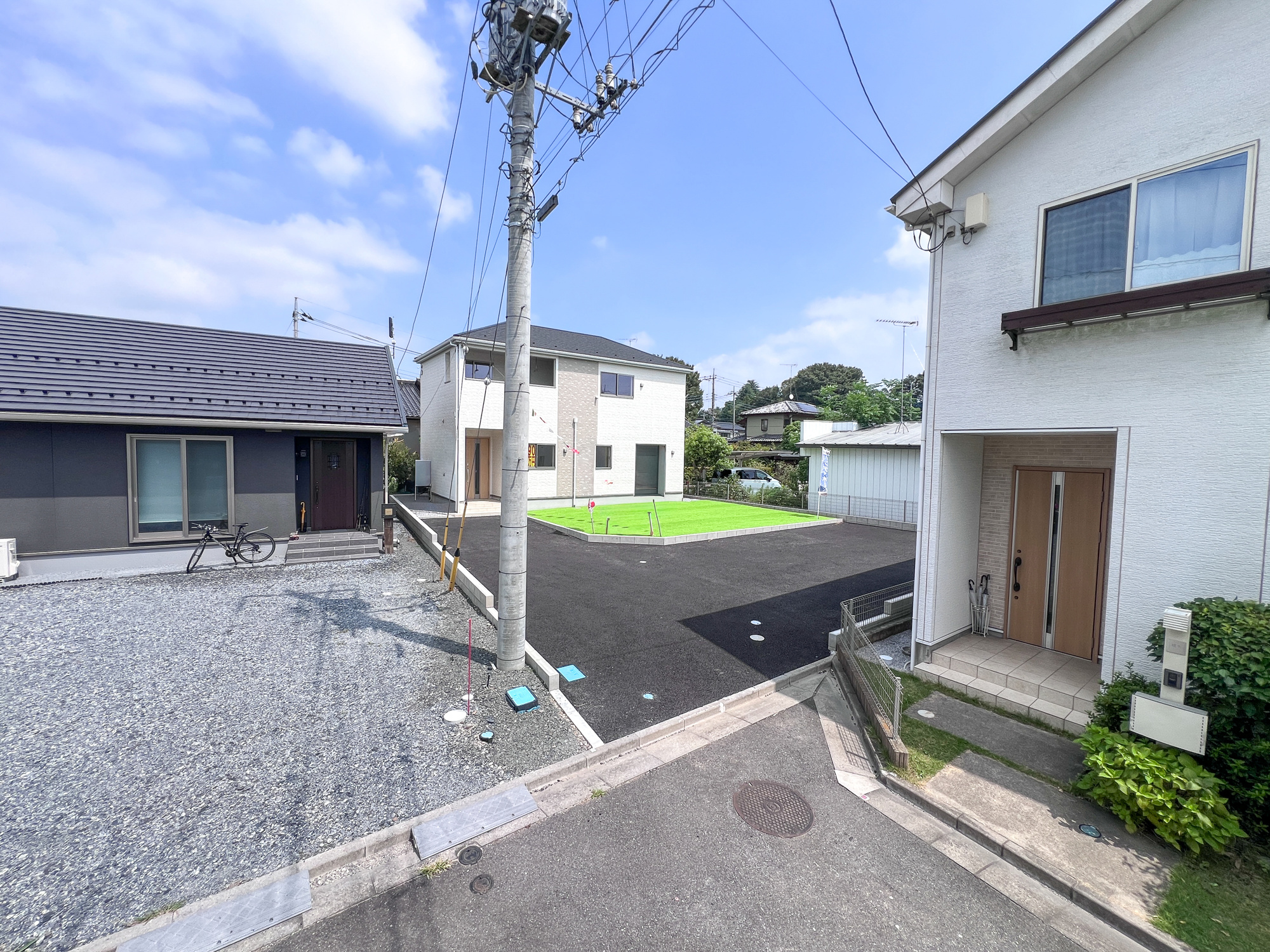 真岡市台町の新築一戸建の前面道路含む現地写真|閑静な住宅地で子育て家族にピッタリ。毎日のお散歩も快適な緑に恵まれたエリアで、自然に包まれた穏やかな暮らしを実現するための、ゆとりある住環境が整っています。

