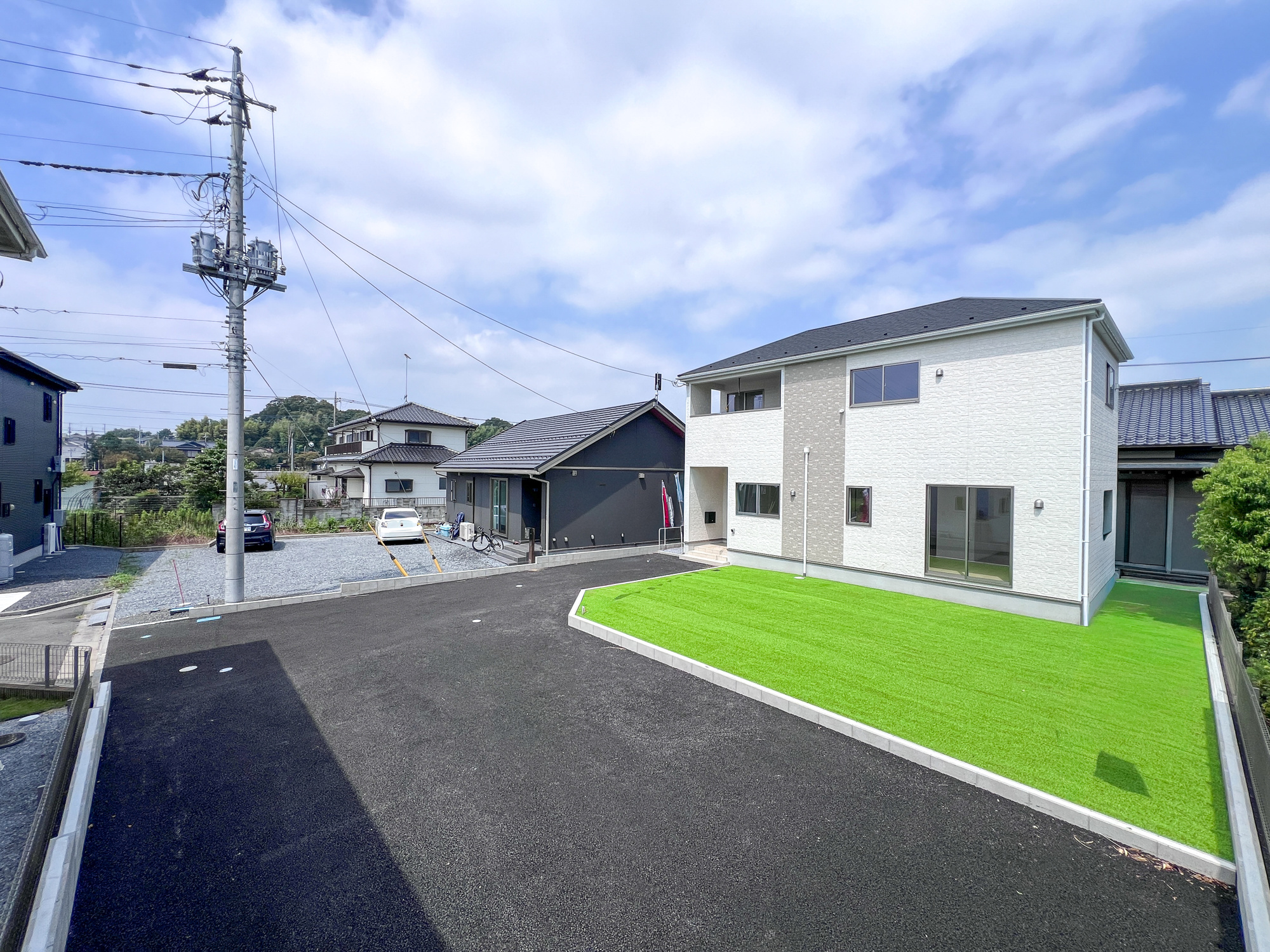 真岡市台町の新築一戸建の前面道路含む現地写真|低層の一戸建てを中心とした街並みが整然と続き、周辺は高い建物が建っていないので、採光や開放性に恵まれ、空が広く緑の多い閑静な趣を感じる環境です。