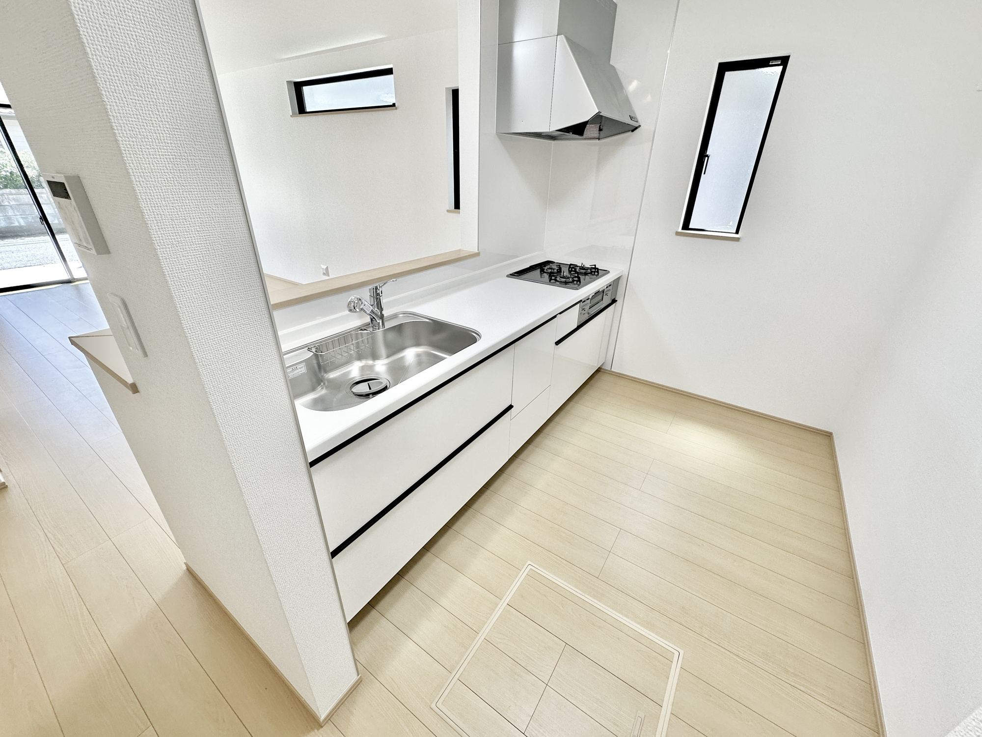 宇都宮市御幸ケ原町の新築一戸建のキッチン|ダイニングからワークスペースを見渡せる、見せるキッチン。ダイニングとの空間のつながりが、スペースのゆとりを生み出します♪