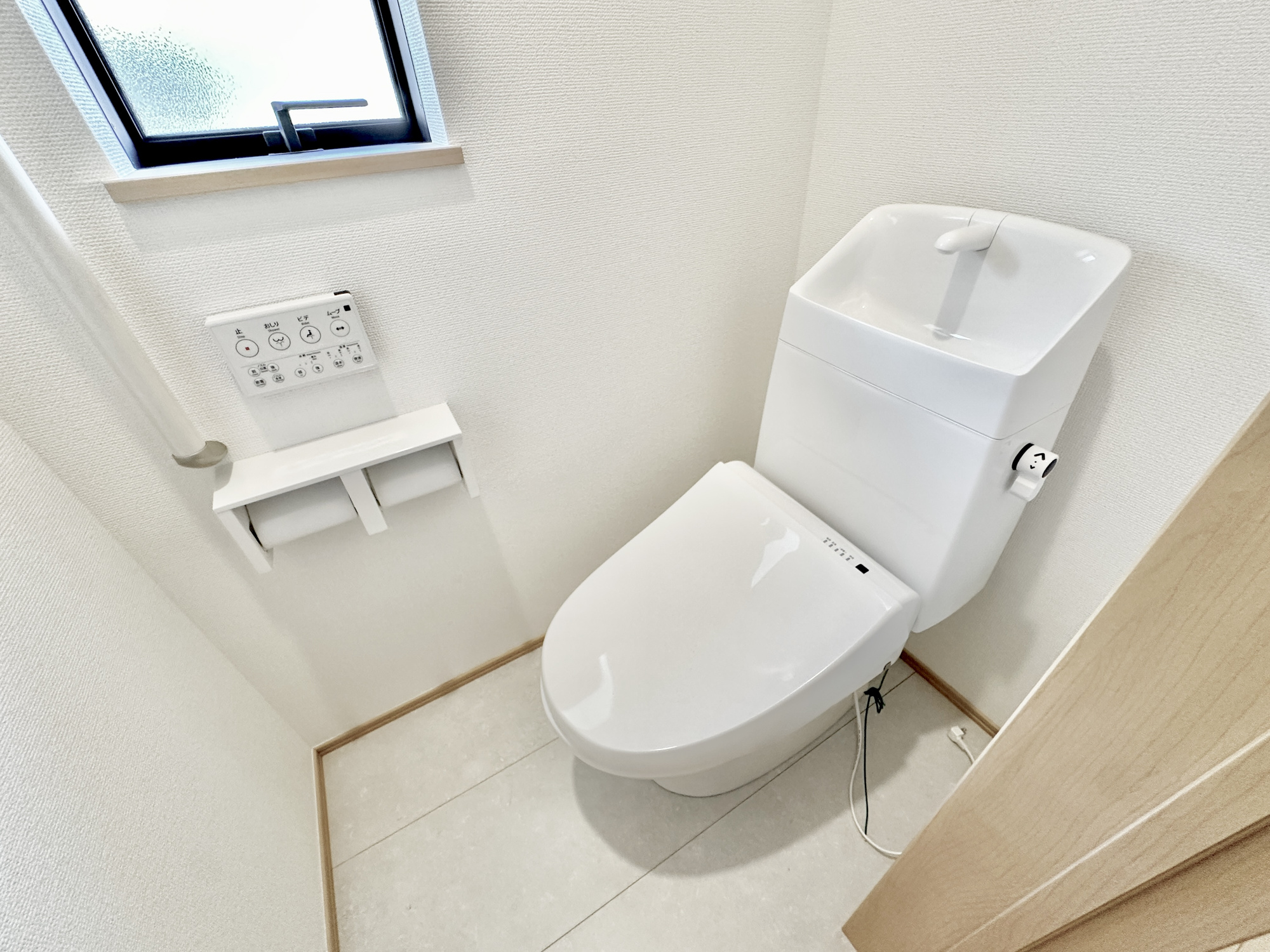 宇都宮市御幸ケ原町の新築一戸建のトイレ|節水型でエコなトイレには、今では当たり前の洗浄付き。便座を温める機能もついていて、居心地良くてトイレから出られなくなるかも！換気用に換気扇はもちろん、窓も着いているので常に快適ですね♪