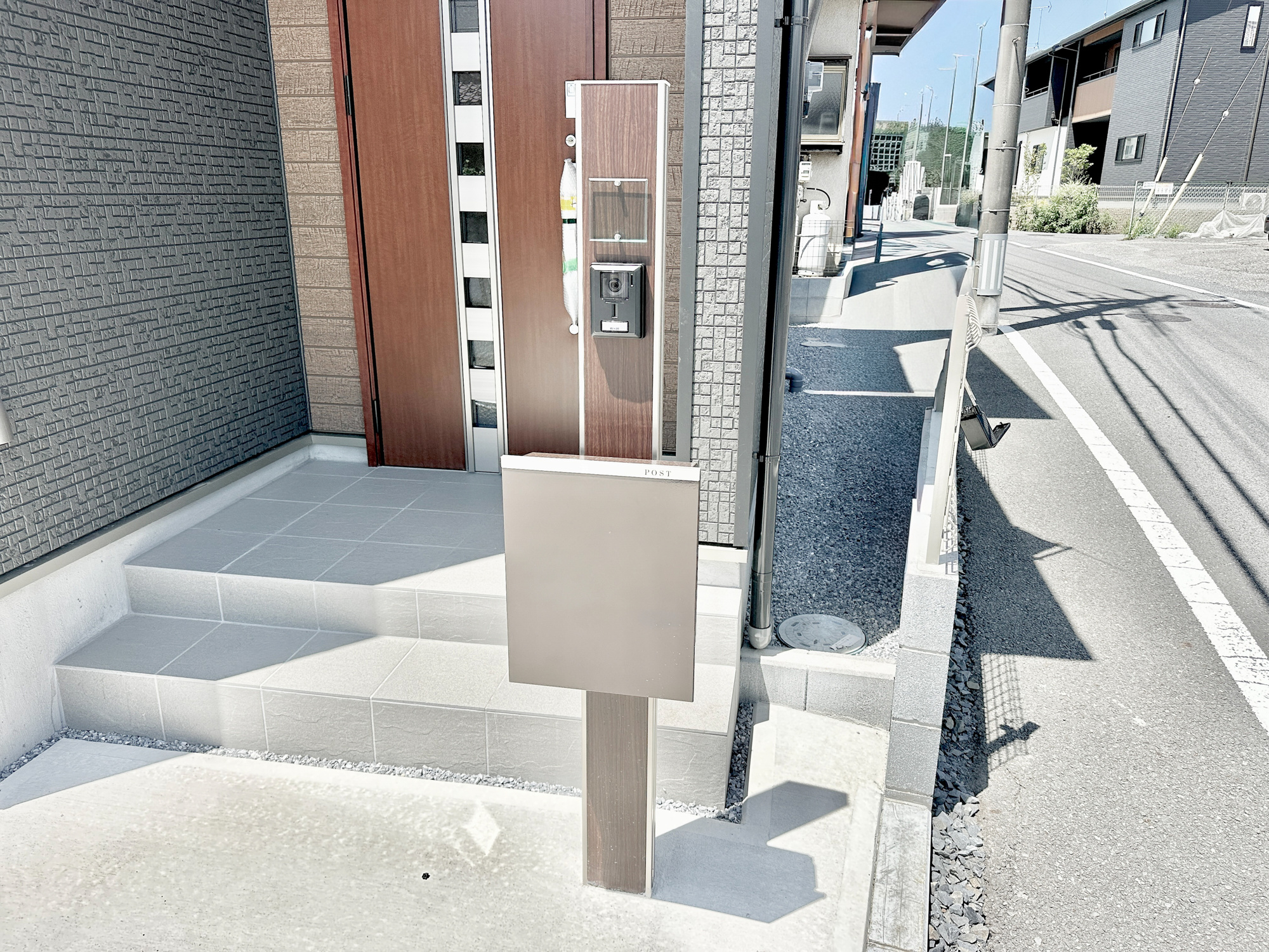 宇都宮市御幸ケ原町の新築一戸建の設備|おしゃれな機能ポールにはポスト、インターフォン、表札設置可能です♪