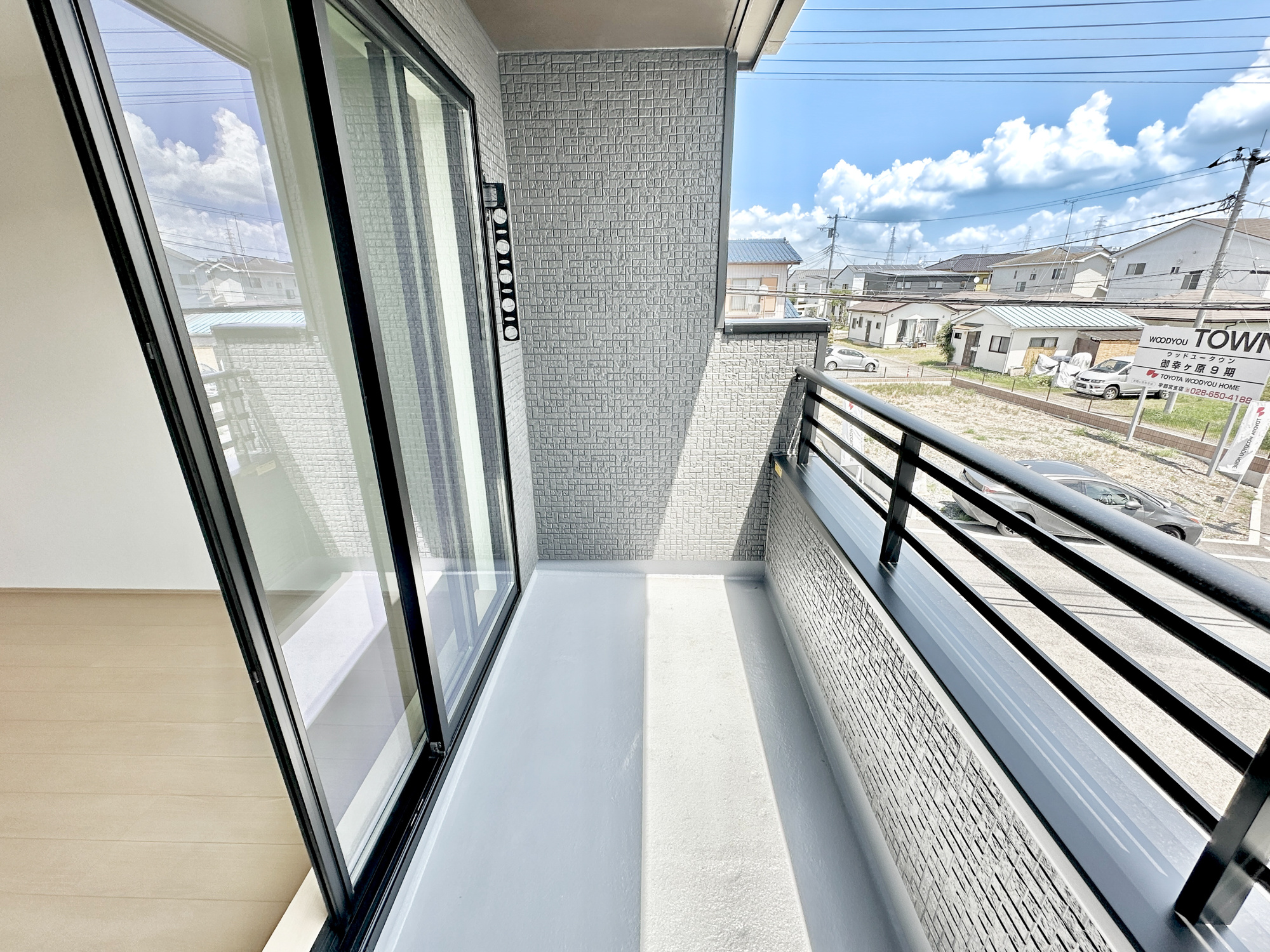 宇都宮市御幸ケ原町の新築一戸建のバルコニー|南向きで陽当りの良いバルコニーは、物干しセットを追加すれば、一度にたくさんのお洗濯物が干せるのが魅力！バルコニーは洗濯物を干すだけの場所じゃなく、家族のゆとりのある時間を演出するプライベート空間。