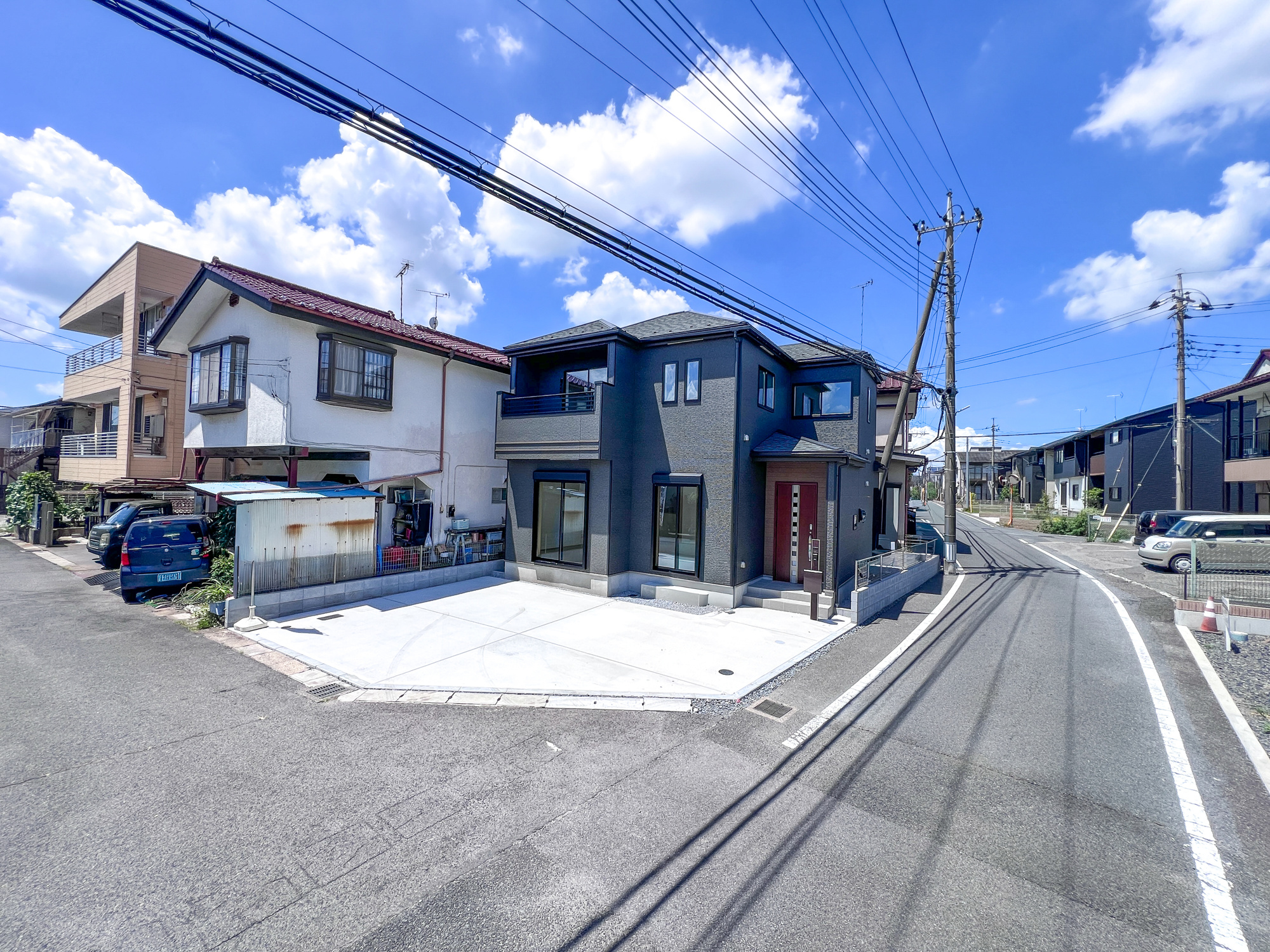 宇都宮市御幸ケ原町の新築一戸建の前面道路含む現地写真|閑静な住宅地で子育て家族にピッタリ。毎日のお散歩も快適な緑に恵まれたエリアで、自然に包まれた穏やかな暮らしを実現するための、ゆとりある住環境が整っています。

