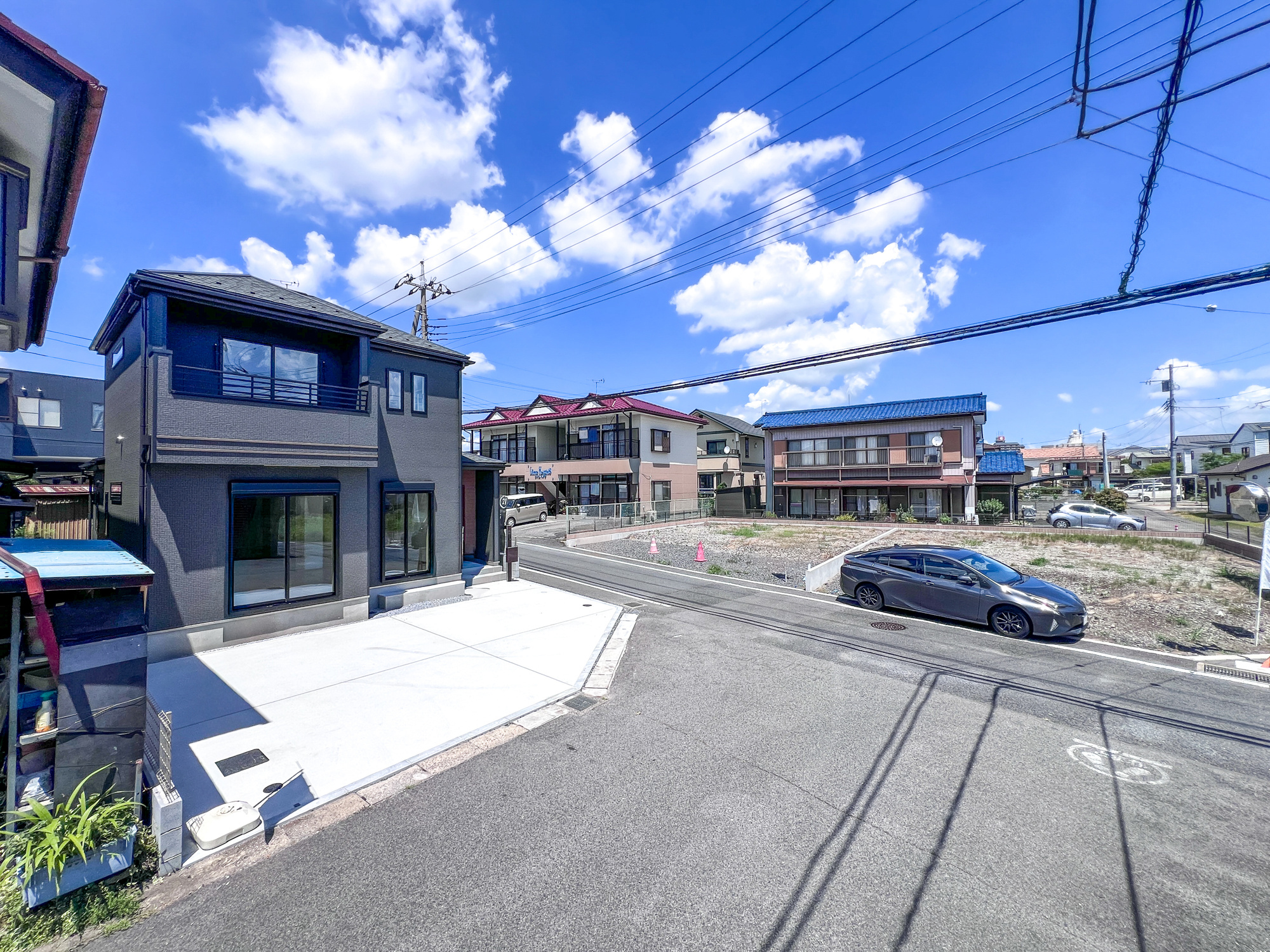 宇都宮市御幸ケ原町の新築一戸建の前面道路含む現地写真|低層の一戸建てを中心とした街並みが整然と続き、周辺は高い建物が建っていないので、採光や開放性に恵まれ、空が広く緑の多い閑静な趣を感じる環境です。

