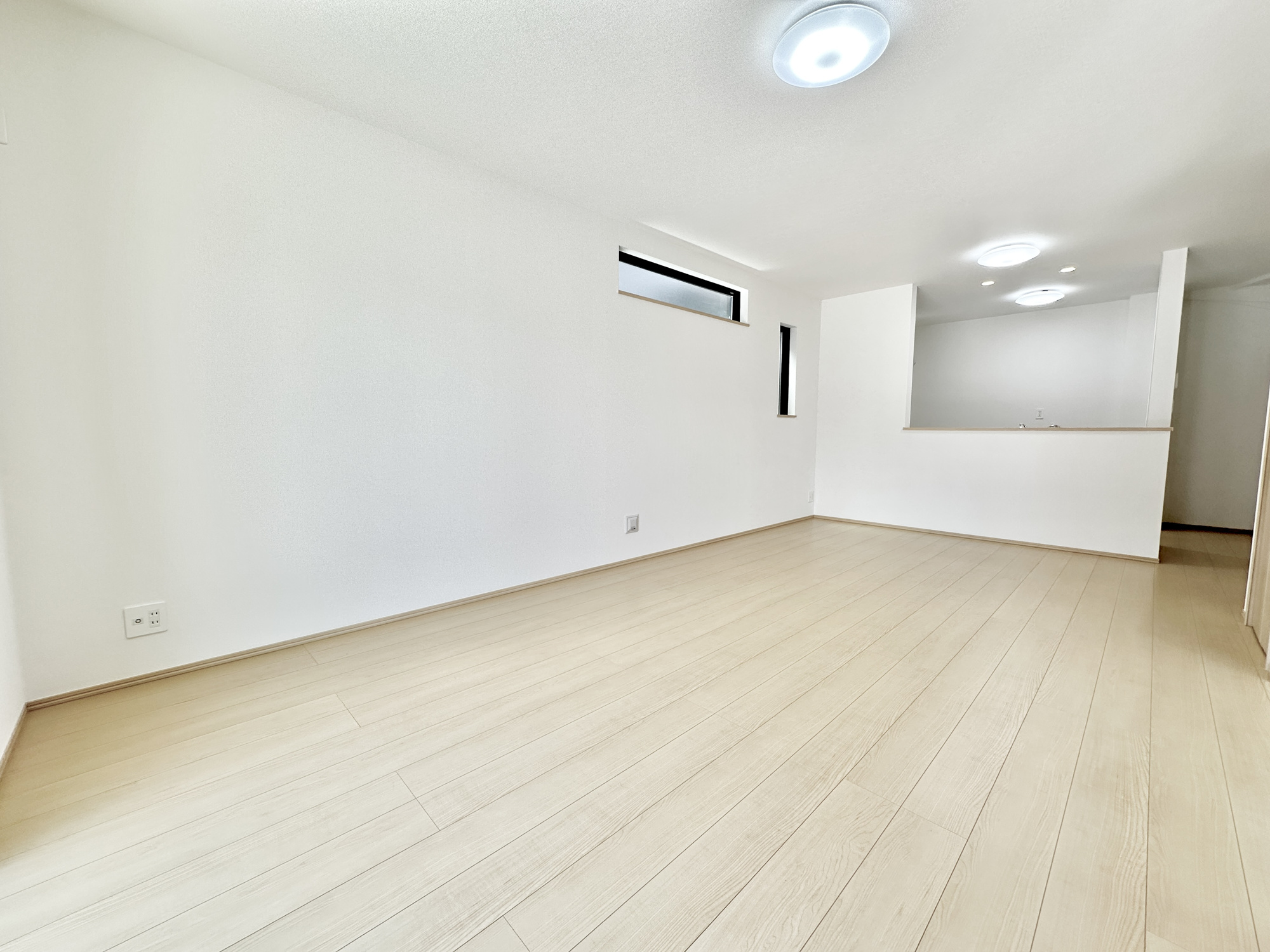 宇都宮市御幸ケ原町の新築一戸建の居間・リビング|南向きに大きく開いた窓からは、明るい陽射しが射し込みます。
爽やかな風が吹き抜ける心地良いリビングには、自然と家族が集まります。