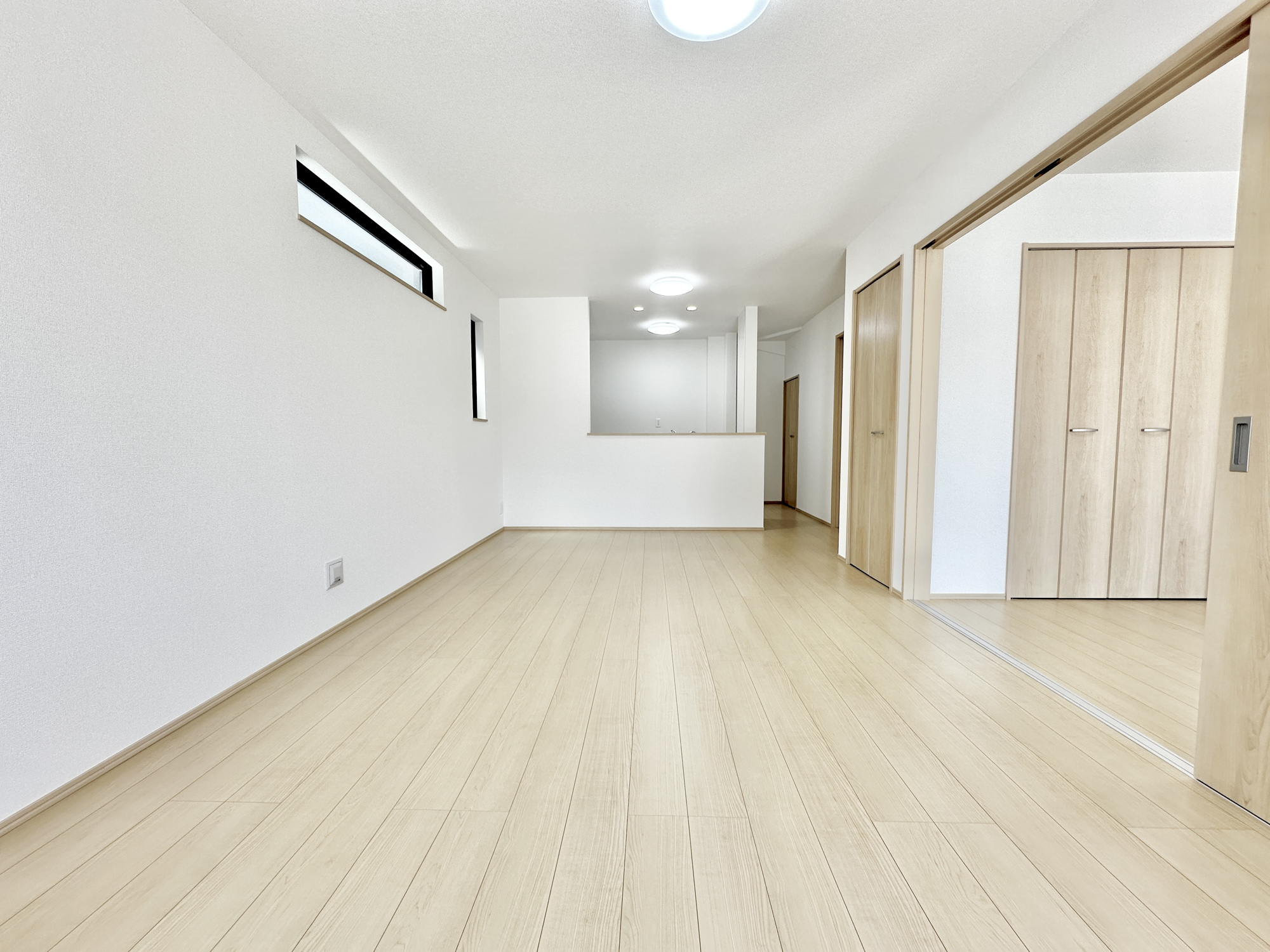 宇都宮市御幸ケ原町の新築一戸建の居間・リビング|室内にいても、たっぷりの陽光と爽やかな風を感じて頂ける、開放感あふれるリビングです。
ご家族と穏やかに過ごす、心地の良い時間が流れます。