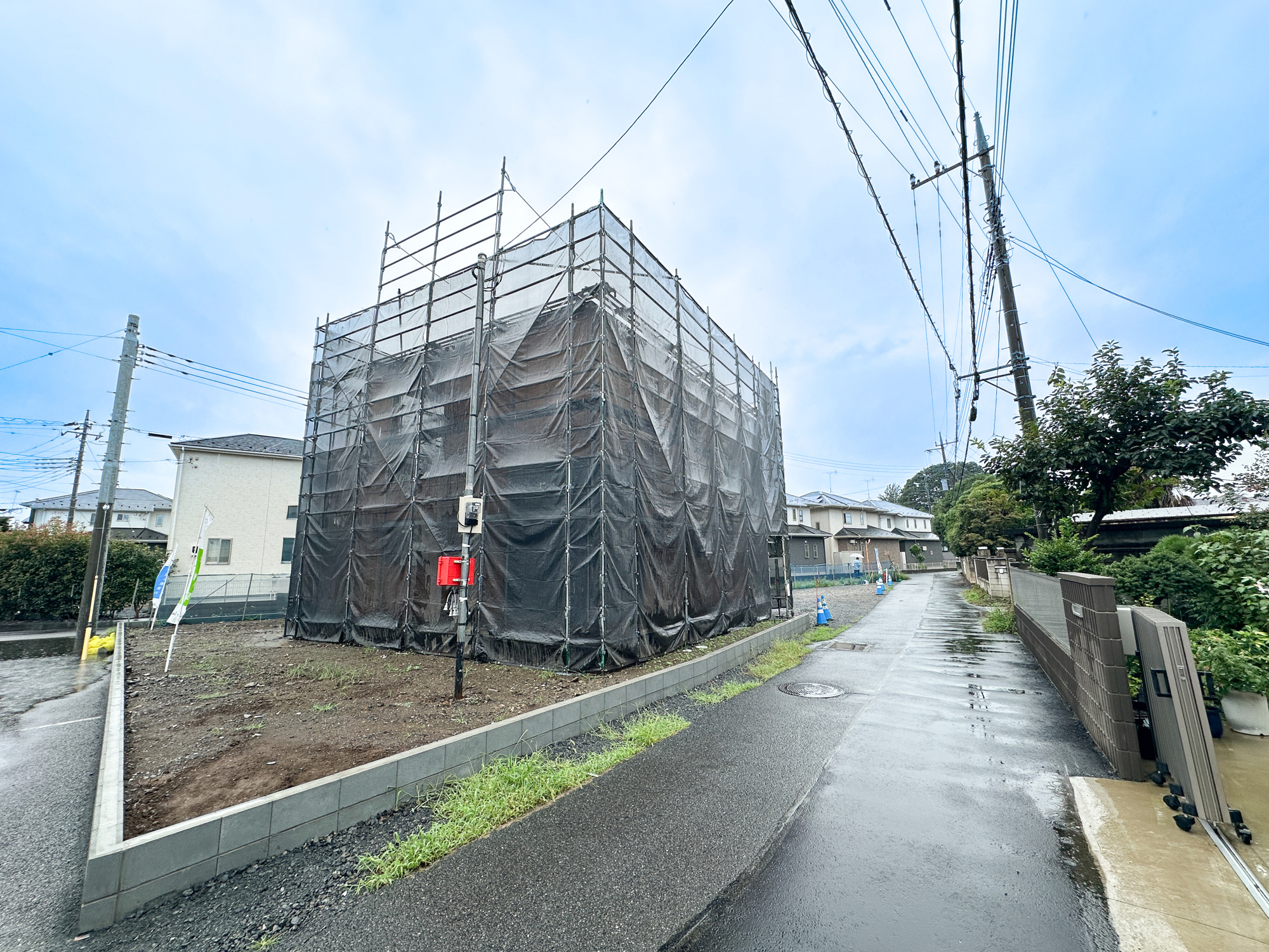 佐野市浅沼町の新築一戸建の前面道路含む現地写真|閑静な住宅地で子育て家族にピッタリ。毎日のお散歩も快適な緑に恵まれたエリアで、自然に包まれた穏やかな暮らしを実現するための、ゆとりある住環境が整っています。

