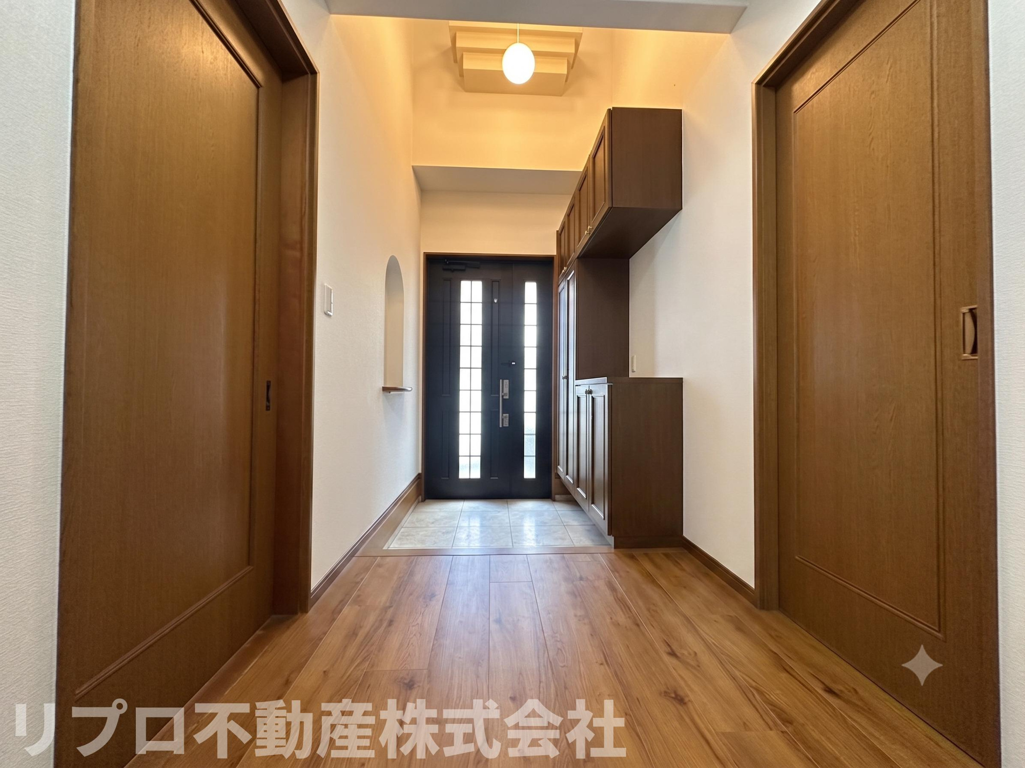 鎌ケ谷市東道野辺３丁目戸建の玄関|吹き抜けの玄関で解放感が感じられます！　　※AI画像使用しています