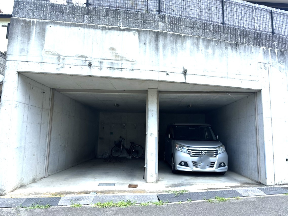 鎌ケ谷市東道野辺３丁目戸建の駐車場|駐車は２台分！ビルトインガレージのため雨風から愛車を守れますね！