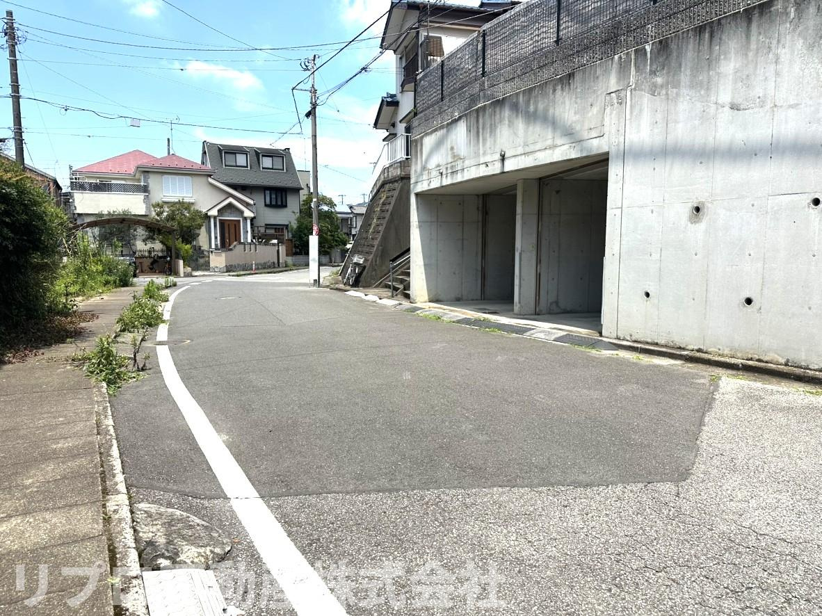 鎌ケ谷市東道野辺３丁目戸建の前面道路含む現地写真|前面は公道5.6ｍ