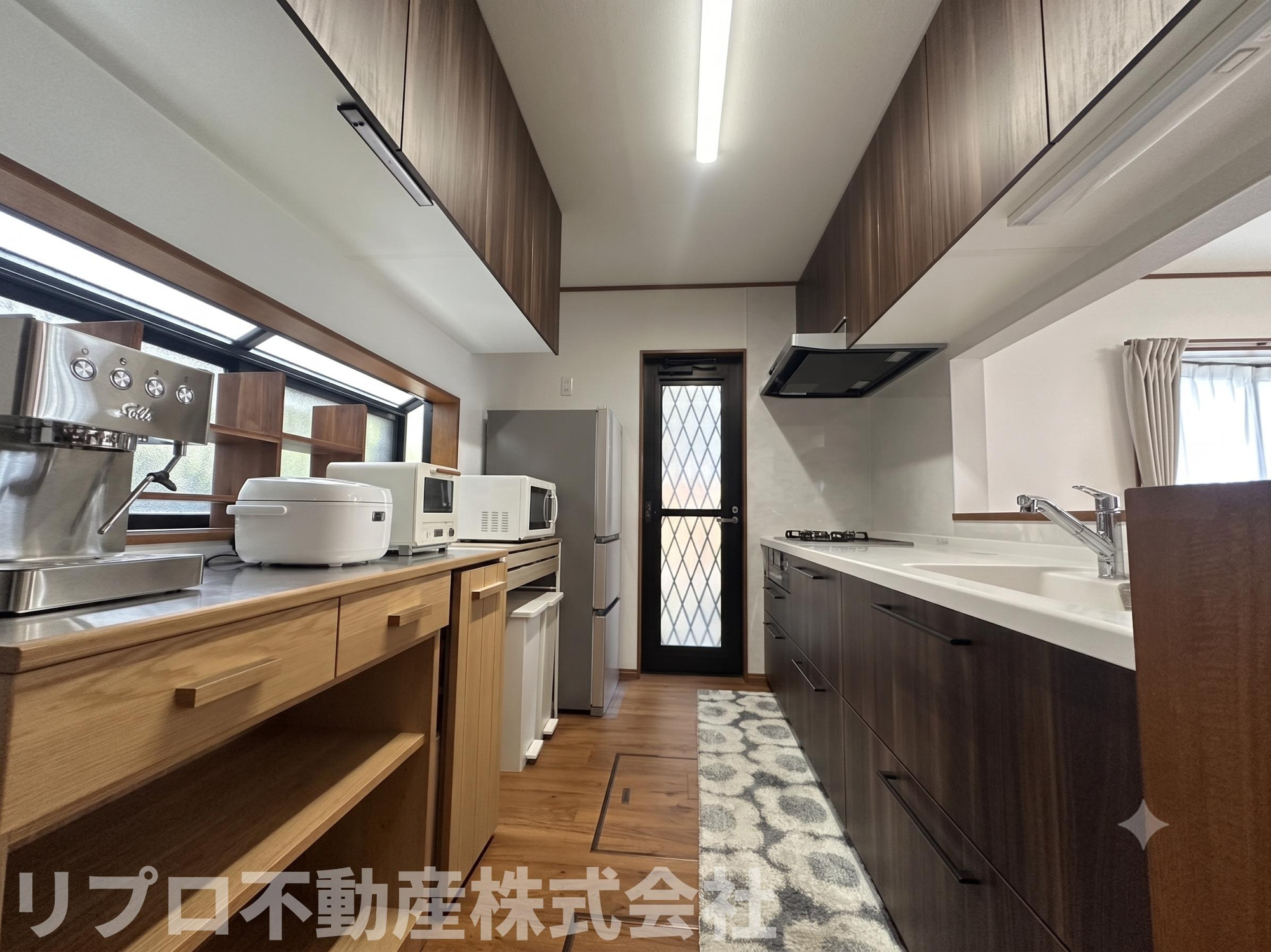 鎌ケ谷市東道野辺３丁目戸建のキッチン|対面キッチンは背面に窓、勝手口もあり通気性良好！収納力はたっぷりあります！