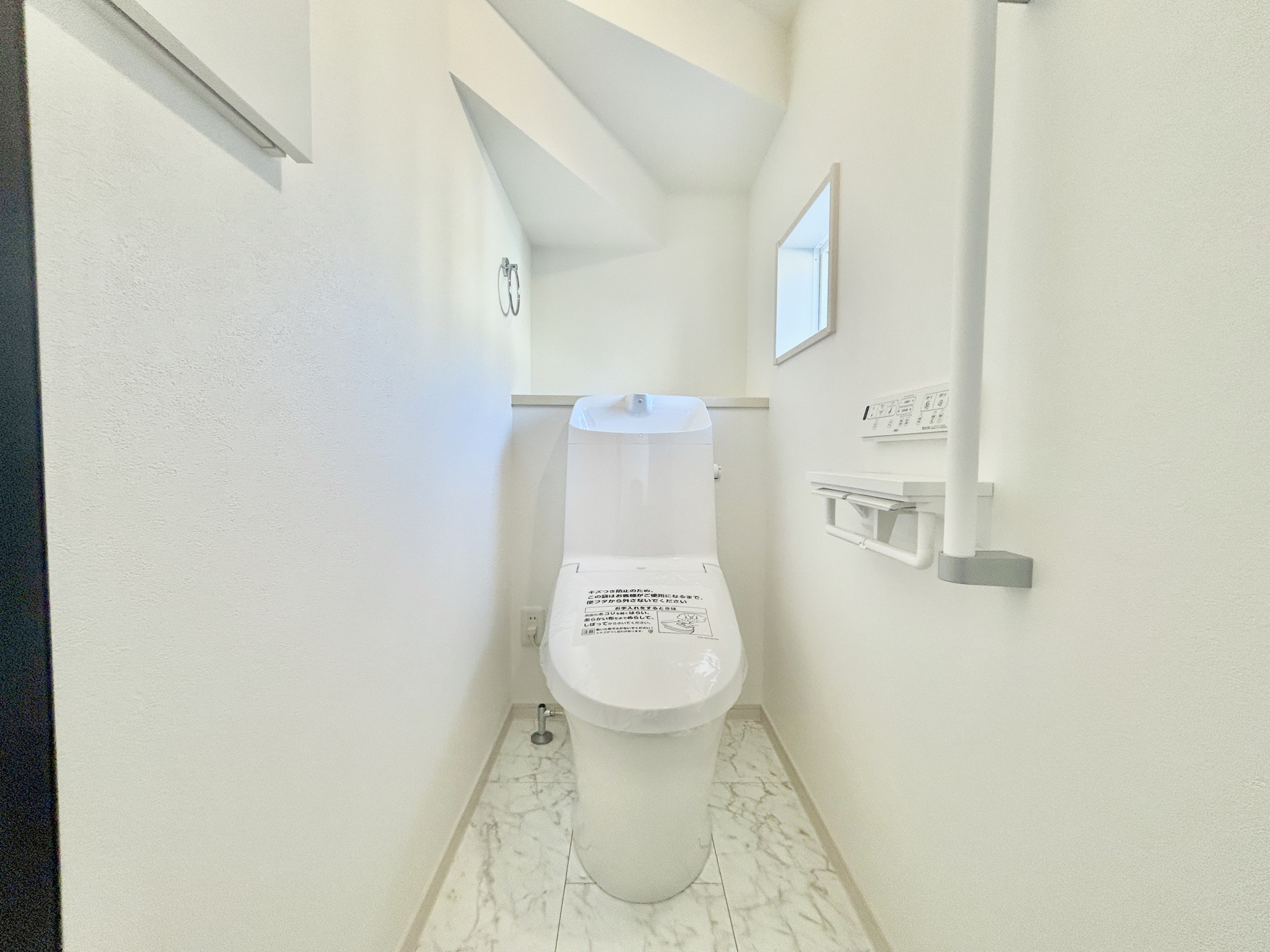 高崎市福島町第4期　新築住宅全2棟のトイレ|節水型でエコなトイレには、今では当たり前の洗浄付き。便座を温める機能もついていて、居心地良くてトイレから出られなくなるかも！換気用に換気扇はもちろん、窓も着いているので常に快適ですね♪