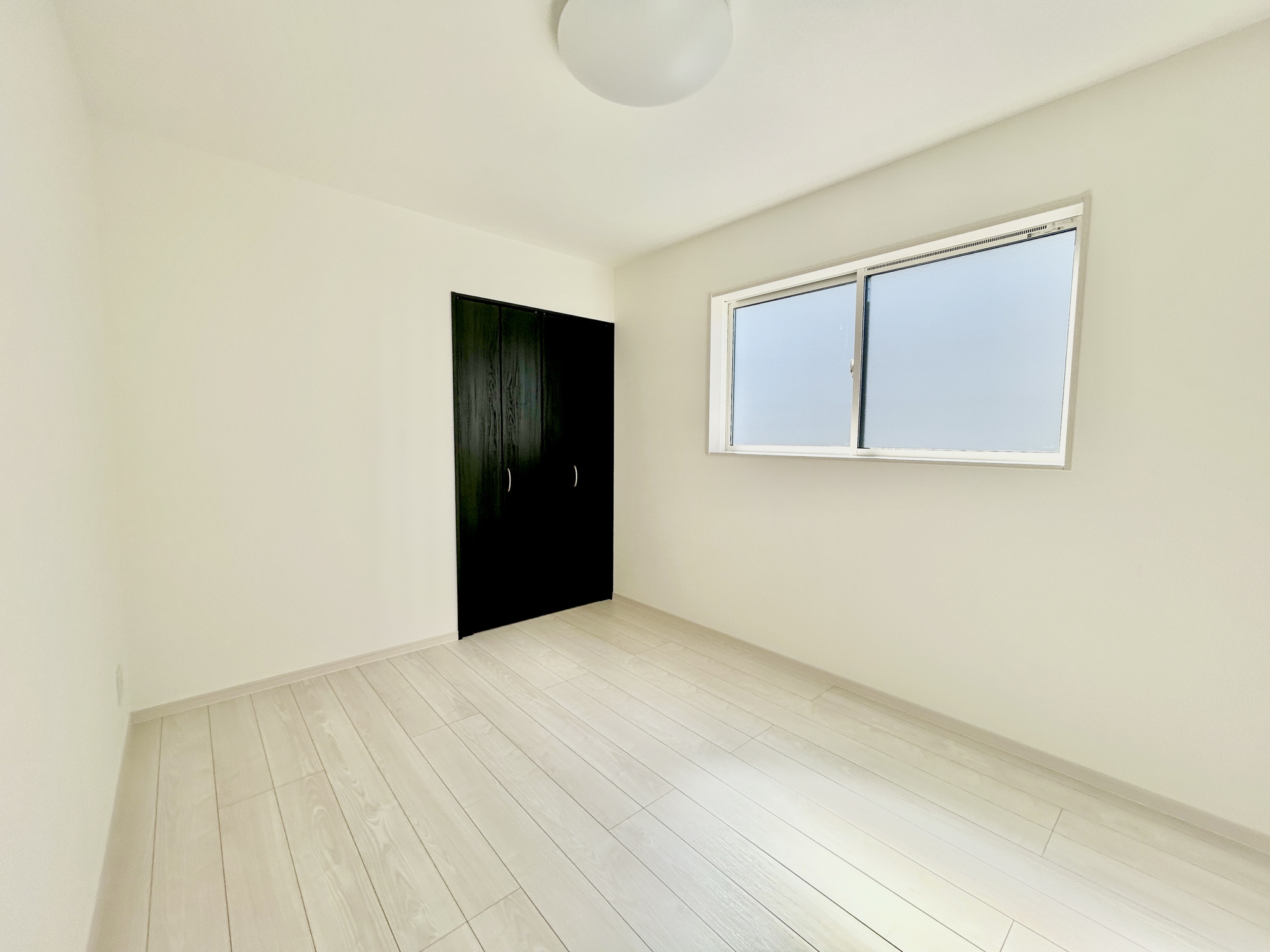 高崎市福島町第4期　新築住宅全2棟の洋室|木目のフローリングが暖かみのある室内に。明るい寝室で心地のいい朝を迎えられそう。