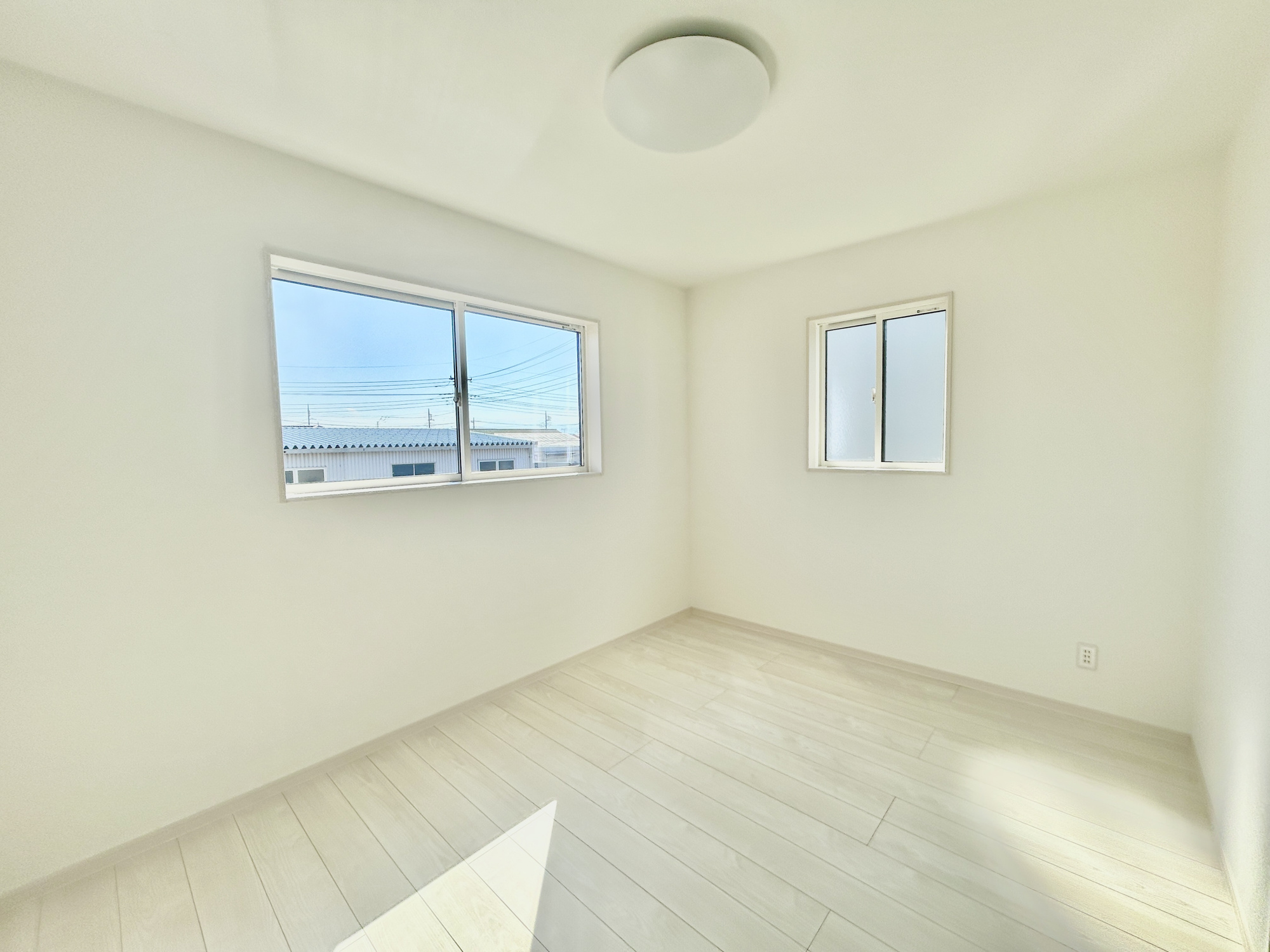 高崎市福島町第4期　新築住宅全2棟の子供部屋|家族一人ひとりの大切なプライベート空間。趣味に合わせて使って頂けるようシンプルに仕上げてあります。暮らし心地を大きく左右する収納を、適材適所に配置し使い勝手を考慮しました。