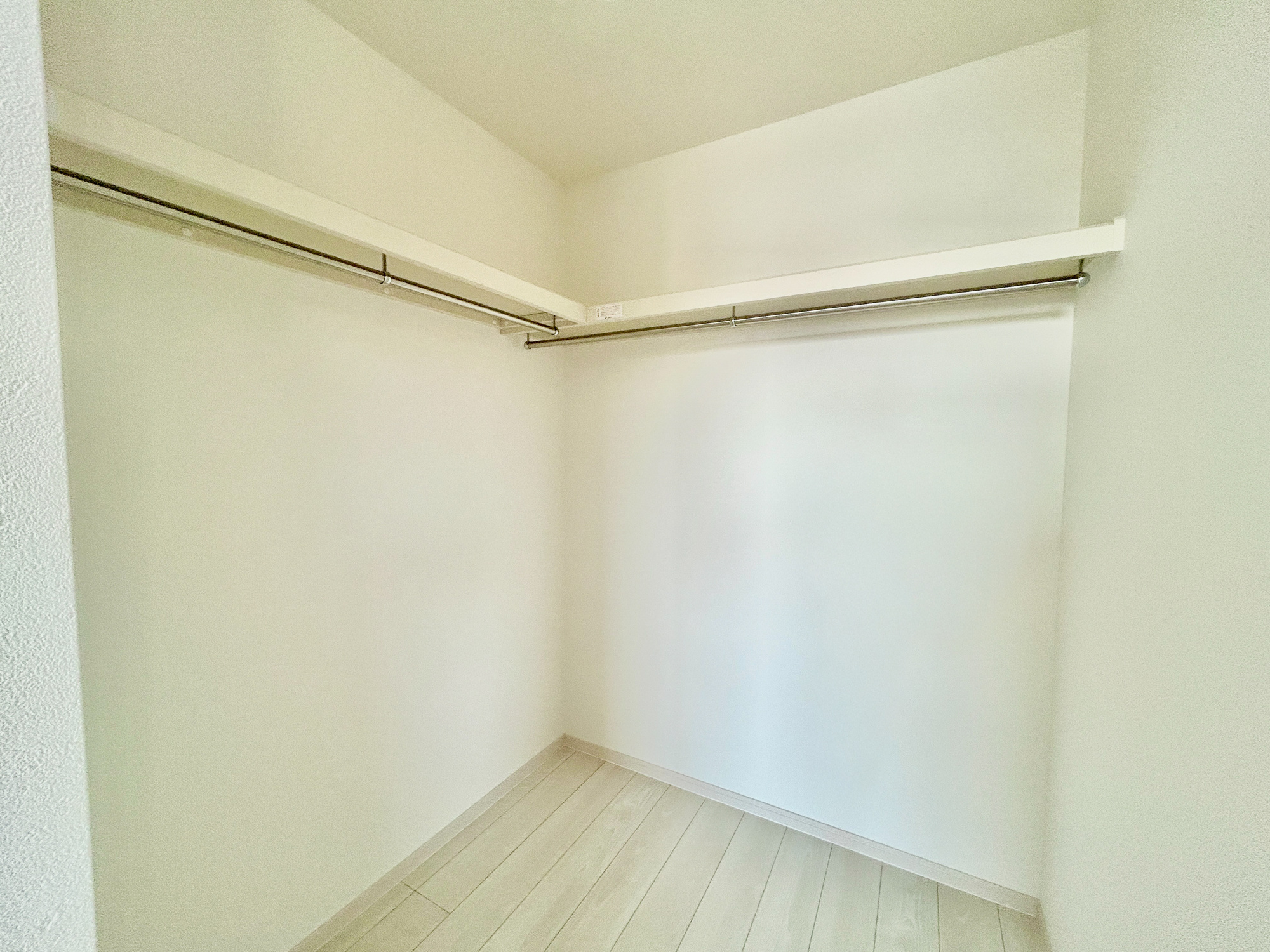 高崎市福島町第4期　新築住宅全2棟の収納|たくさんのお洋服が入る、ウォークインクローゼット。
お洋服以外にも掃除機やスーツケースなどを一箇所に集約できるのが魅力です♪
収納ケースを置かなくていいのでお部屋の見た目にもスッキリ！