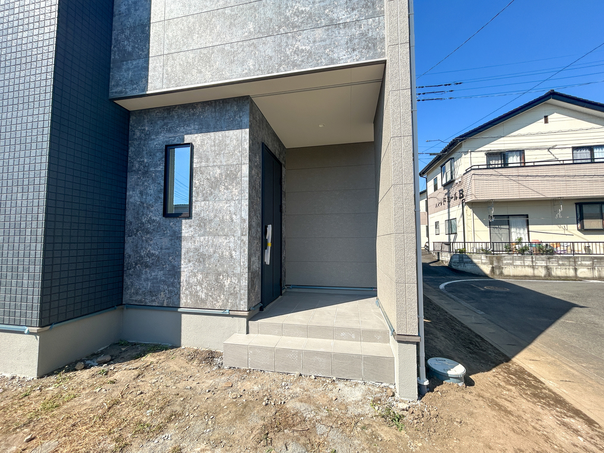 高崎市福島町第4期　新築住宅全2棟の玄関|玄関上は屋根があるので雨の心配いらず♪