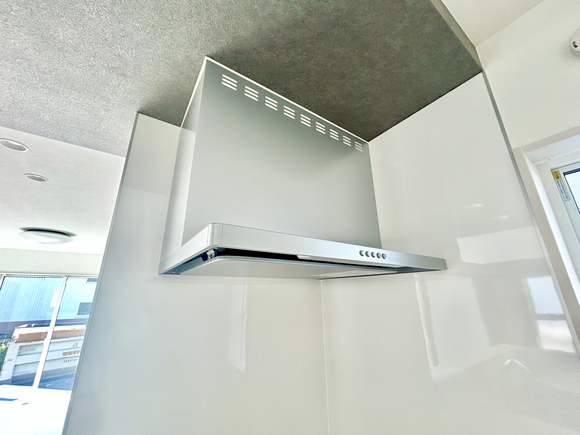 高崎市福島町第4期　新築住宅全2棟の設備|フラットレンジフードなので、見た目もシャープでお手入れも楽々♪