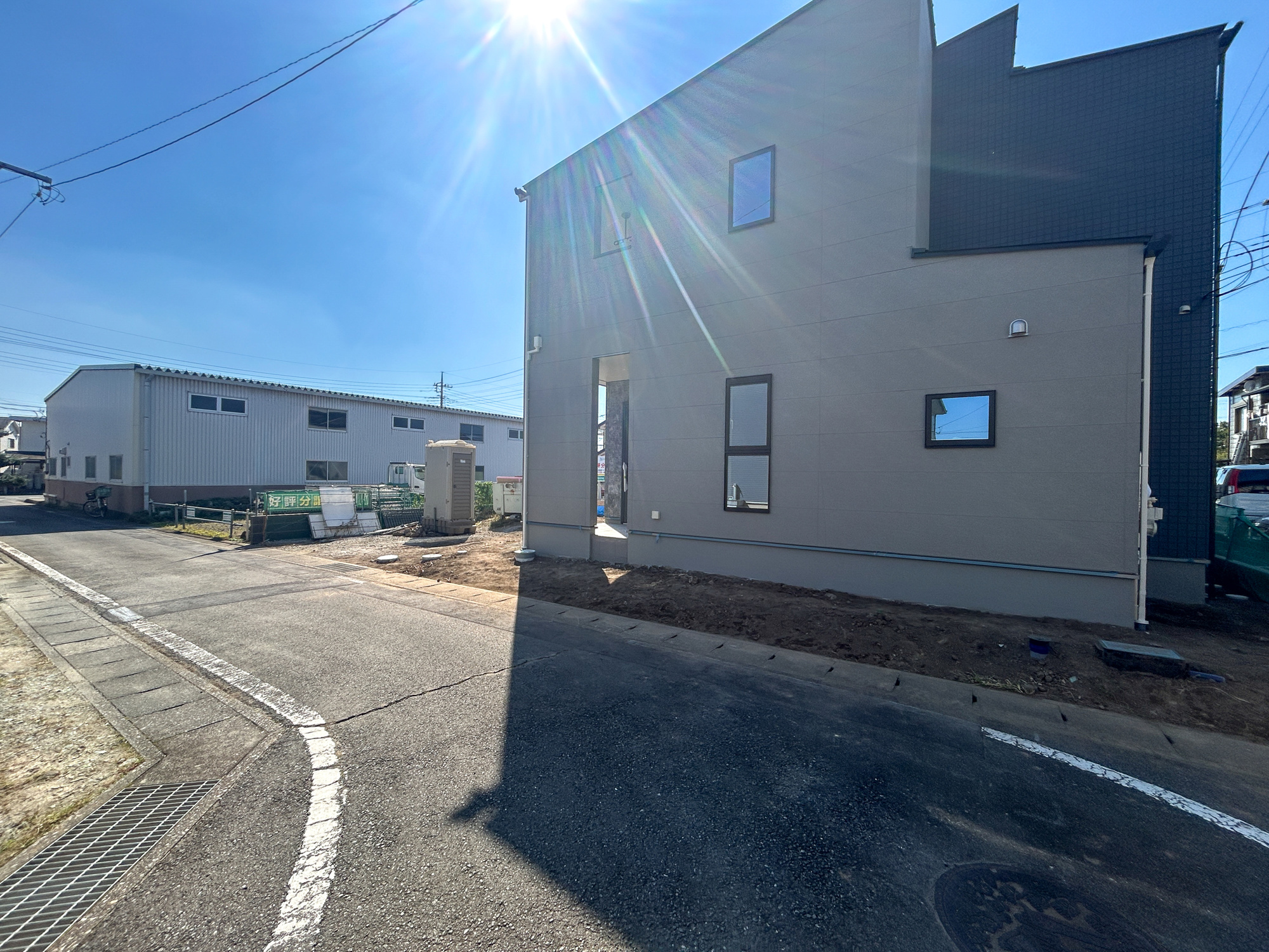 高崎市福島町第4期　新築住宅全2棟の前面道路含む現地写真|低層の一戸建てを中心とした街並みが整然と続き、周辺は高い建物が建っていないので、採光や開放性に恵まれ、空が広く緑の多い閑静な趣を感じる環境です。

