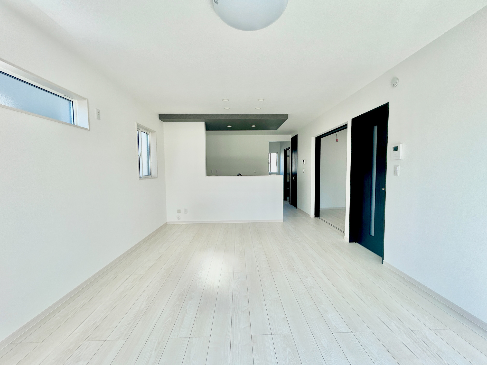 高崎市福島町第4期　新築住宅全2棟の居間・リビング|大きく開いた窓からは、明るい陽射しが射し込みます。
爽やかな風が吹き抜ける心地良いリビングには、自然と家族が集まります。
