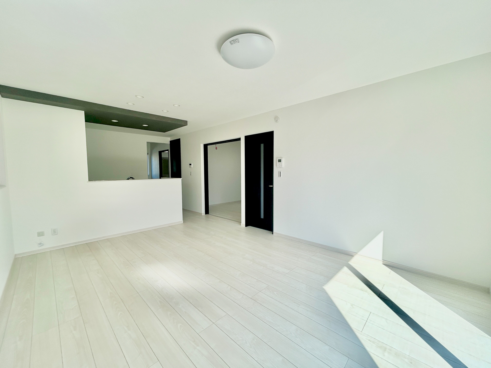 高崎市福島町第4期　新築住宅全2棟の居間・リビング|室内にいても、たっぷりの陽光と爽やかな風を感じて頂ける、開放感あふれるリビングです。
ご家族と穏やかに過ごす、心地の良い時間が流れます。