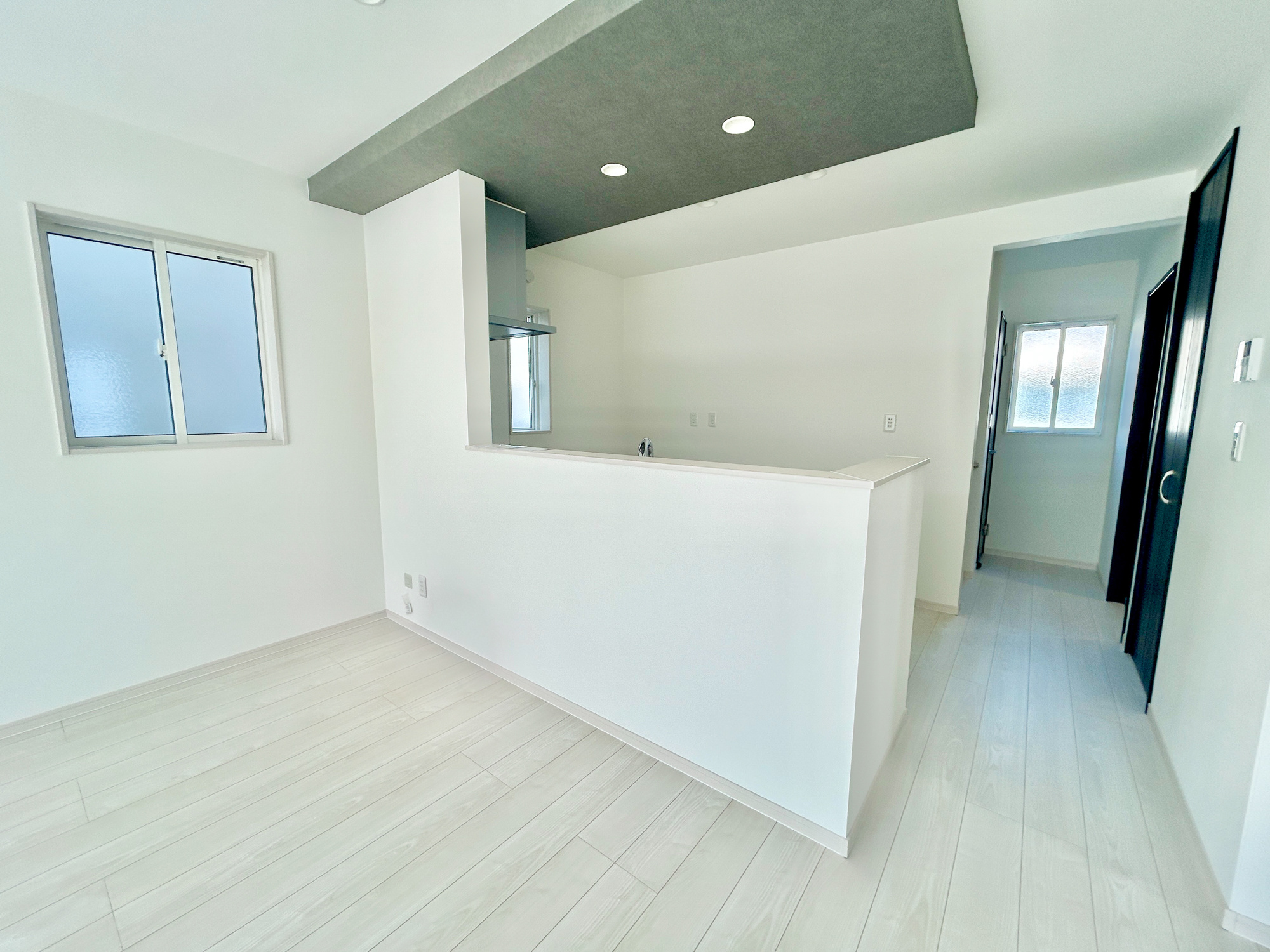 高崎市福島町第4期　新築住宅全2棟の居間・リビング|ここにはみんなが集い、食事と楽しい会話が始まる。話に夢中になりすぎて、ついつい時を忘れてしまう。そんな束の間の幸せを感じさせてくれる場所。