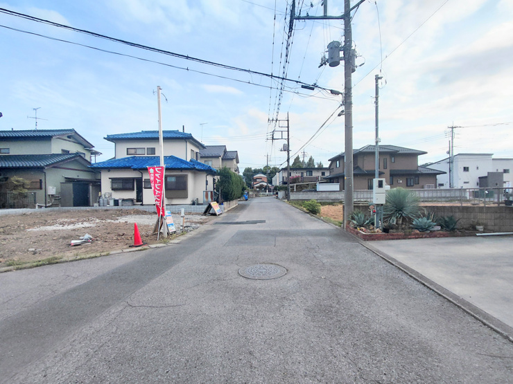 西側幅員6ｍ。車通りも少ないので、安心・安全に駐車可能です。