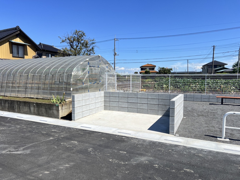 久喜市西（全28区画）ゴミ集積所　周辺は高い建物が建っていないので、採光に恵まれ、緑の多い閑静な住宅地で子育て家族にピッタリ。