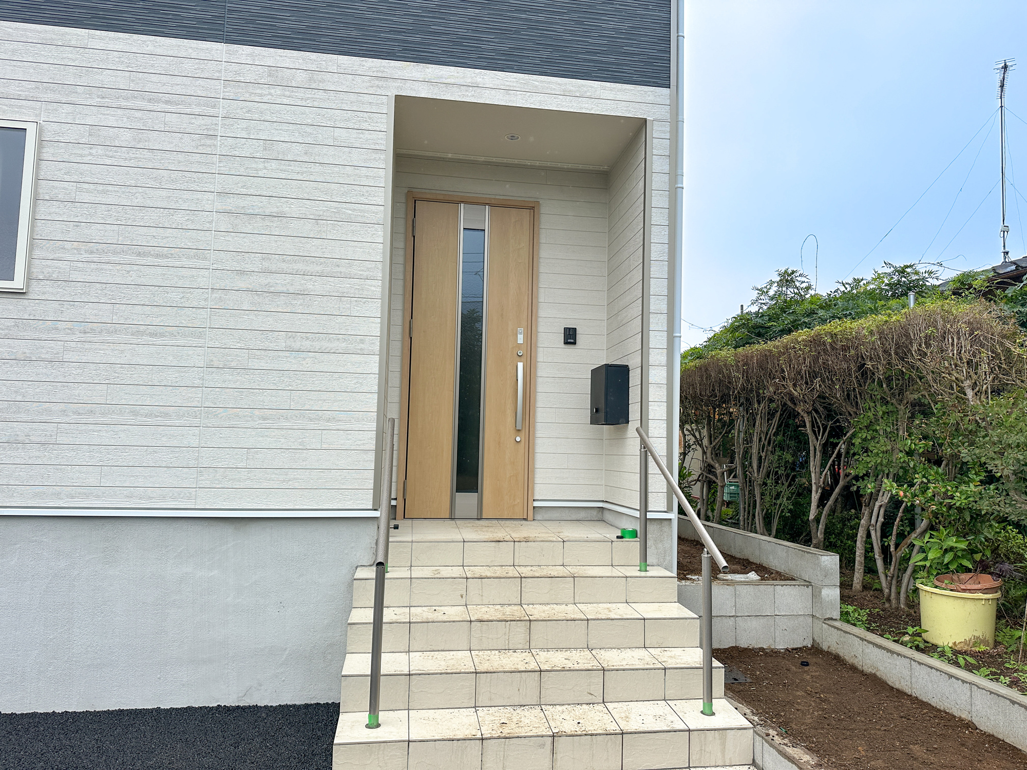 真岡市並木町３丁目の新築一戸建の玄関|玄関上は屋根があるので雨の心配いらず♪