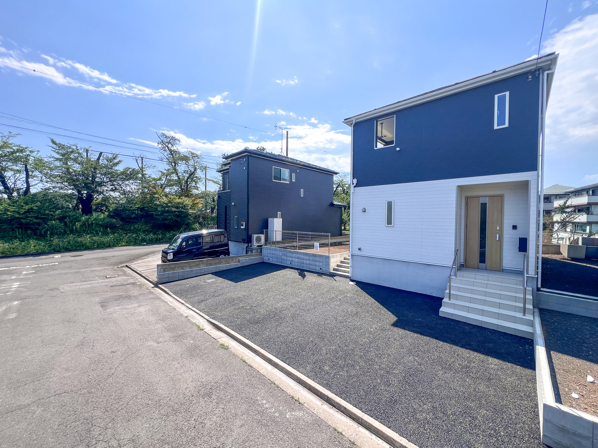 真岡市並木町３丁目の新築一戸建の前面道路含む現地写真|低層の一戸建てを中心とした街並みが整然と続き、周辺は高い建物が建っていないので、採光や開放性に恵まれ、空が広く緑の多い閑静な趣を感じる環境です。

