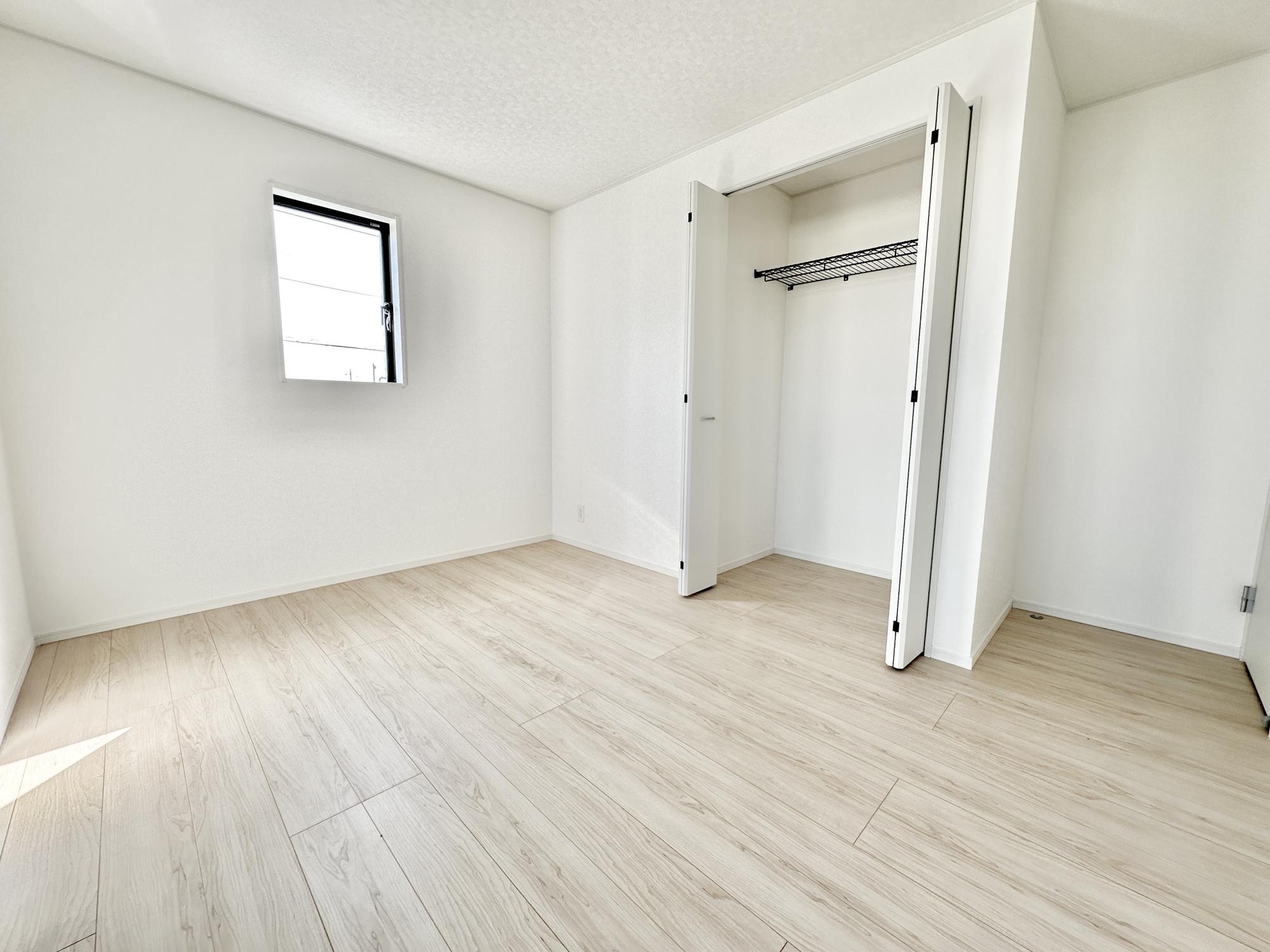 足利市福居町の新築一戸建の洋室|大きな窓からたっぷりと陽光が注がれる明るい空間。家族の成長に対応できる永住仕様の間取り。一日の疲れをいやしてくれる主寝室。時を忘れて過ごす場所として過ごせるお部屋。