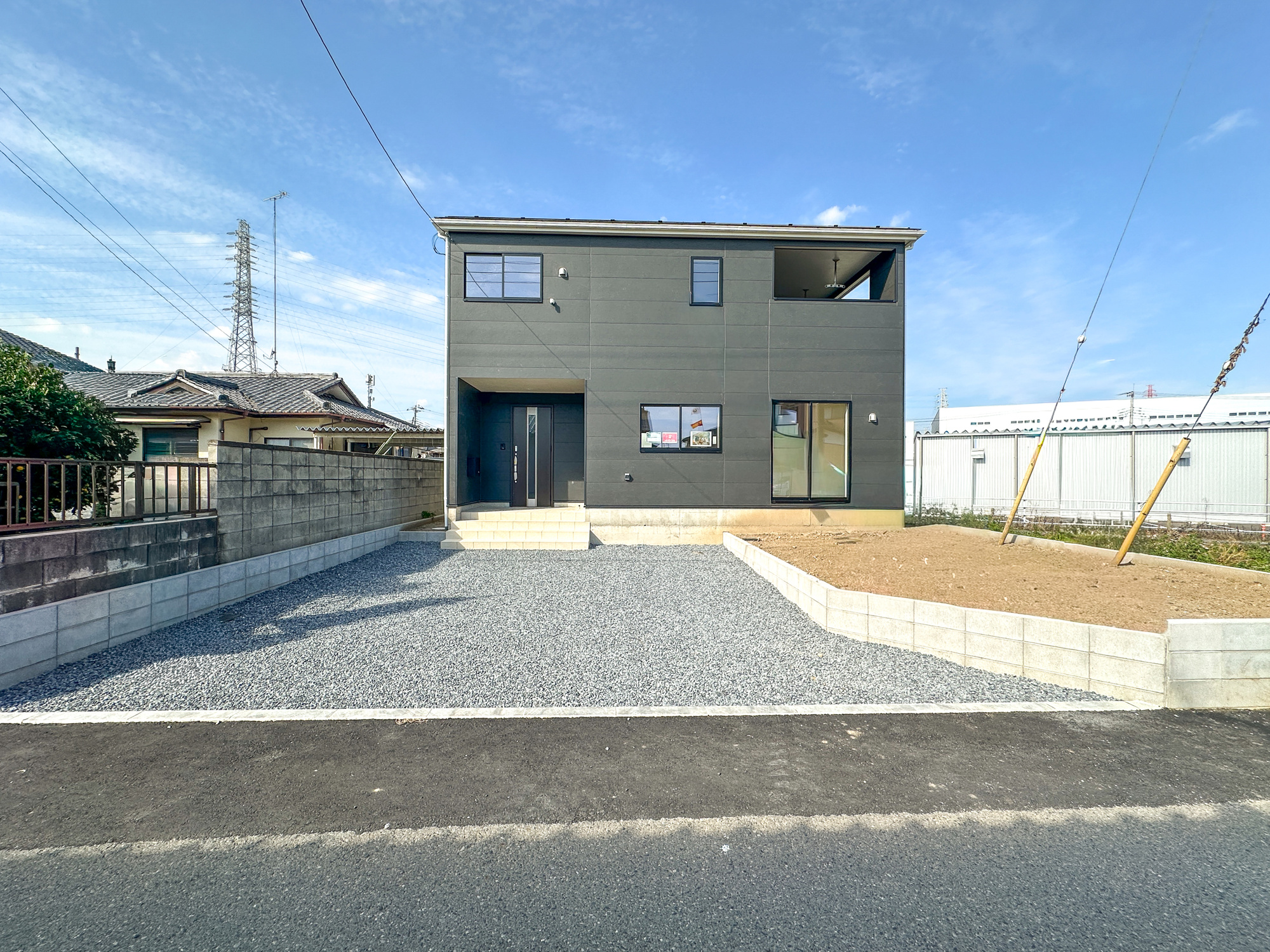 足利市福居町の新築一戸建の駐車場|駐車は表に最大２台、裏側に最大２台の計４台駐車可能！