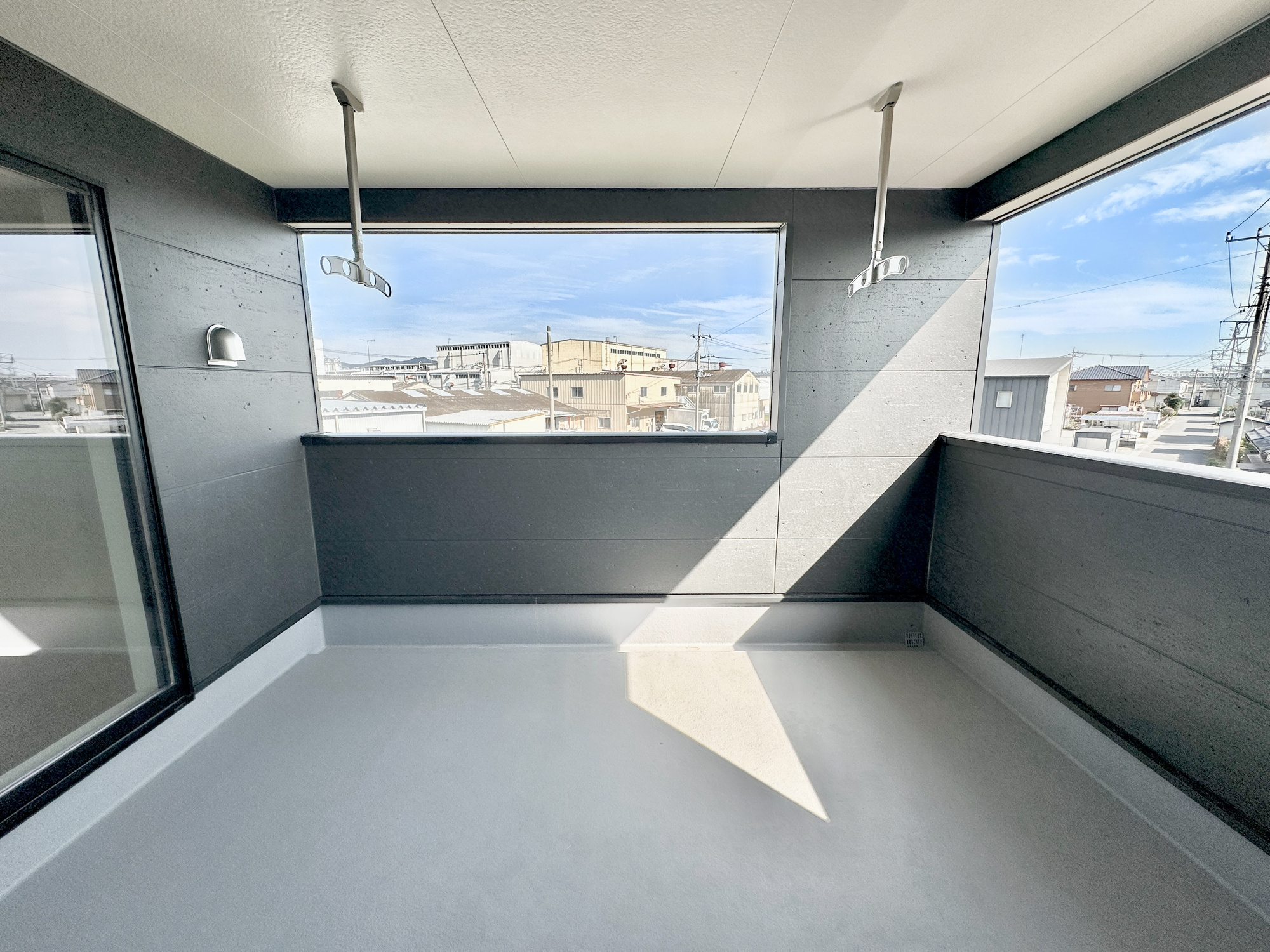 足利市福居町の新築一戸建のバルコニー|インナーバルコニーなので急な雨でも安心♪広々としたバルコニーで日々の洗濯物はもちろん、布団などの大物もたくさん干していただけます♪