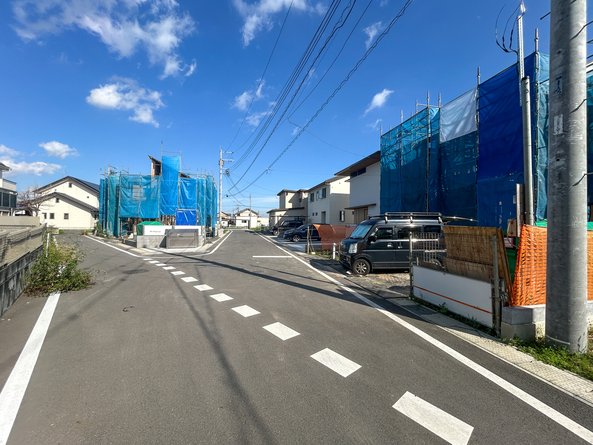 前橋市上新田町　新築住宅全2棟の前面道路含む現地写真|低層の一戸建てを中心とした街並みが整然と続き、周辺は高い建物が建っていないので、採光や開放性に恵まれ、空が広く緑の多い閑静な趣を感じる環境です。

