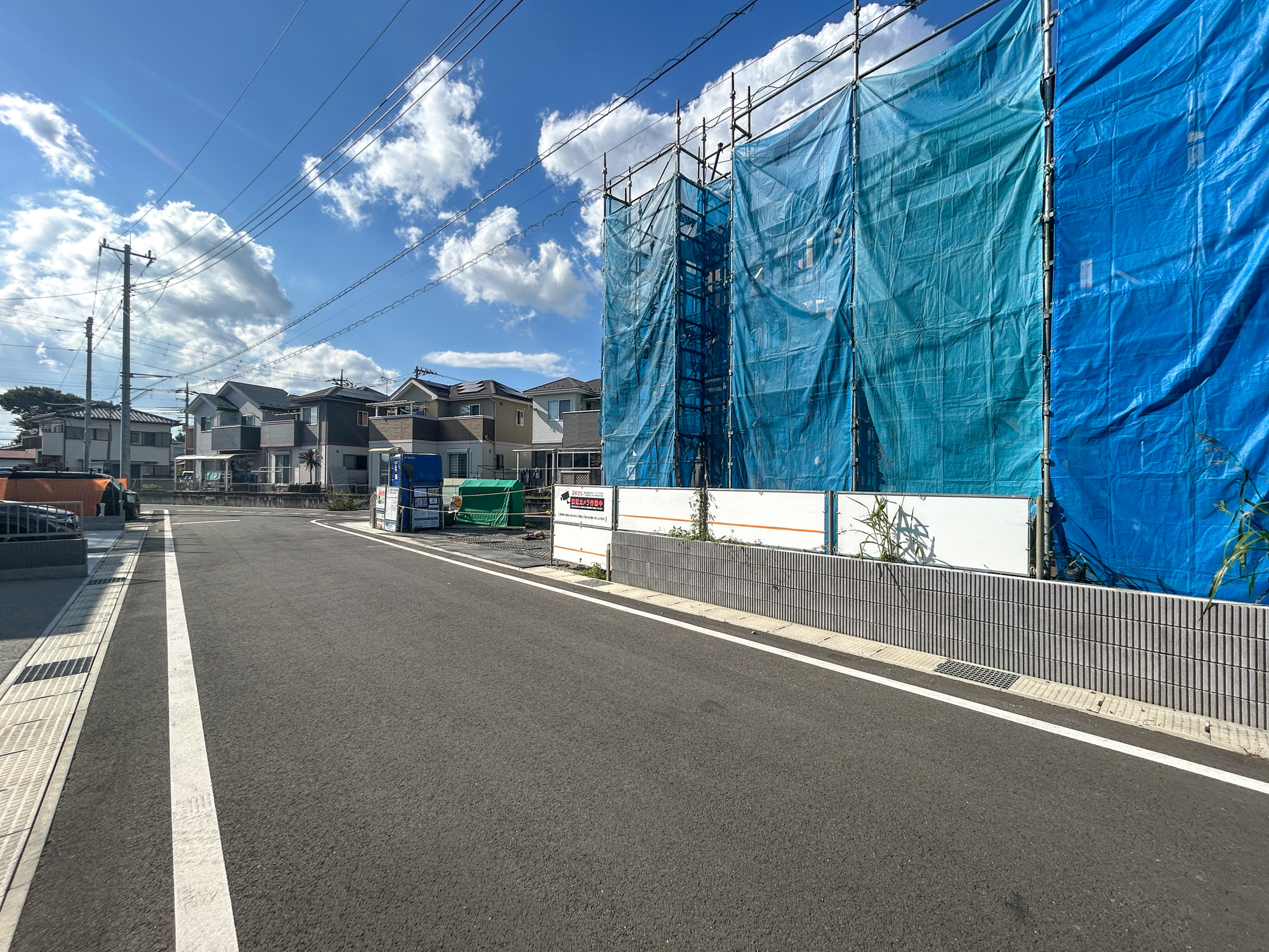 前橋市上新田町　新築住宅全2棟の前面道路含む現地写真|低層の一戸建てを中心とした街並みが整然と続き、周辺は高い建物が建っていないので、採光や開放性に恵まれ、空が広く緑の多い閑静な趣を感じる環境です。

