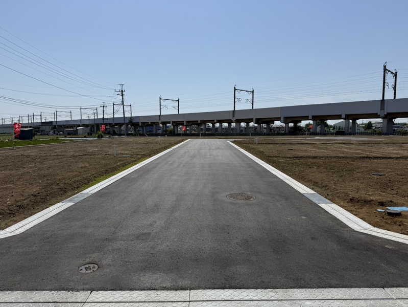 【古河市女沼　５号棟◆前面道路】　分譲地内は幅員が広く、舗装されたきれいな道路が広がっています！見通しが良いので車の出し入れもスムーズ♪