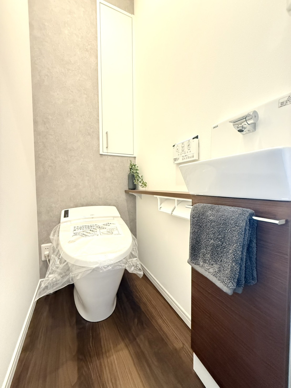 魚崎中町１丁目新築戸建のトイレ|2階にもトイレを設け、各階で使える便利な間取り。夜間や朝の身支度の際にも、階段を降りることなく利用できる快適な住まいです。