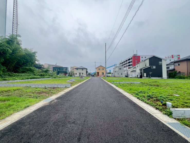 【東松山市石橋庚塚7期5号地 前面道路】南東6.0ｍ公道(2026.07.06撮影)
