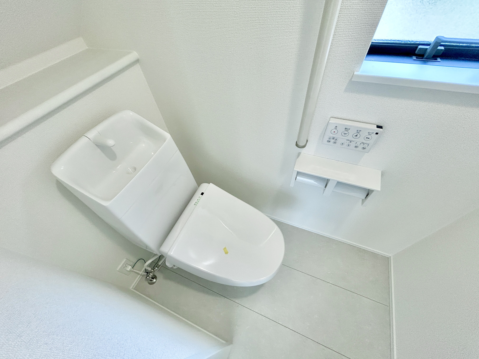 前橋市朝日が丘町　新築住宅全1棟のトイレ|節水型でエコなトイレには、今では当たり前の洗浄付き。便座を温める機能もついていて、居心地良くてトイレから出られなくなるかも！換気用に換気扇はもちろん、窓も着いているので常に快適ですね♪
