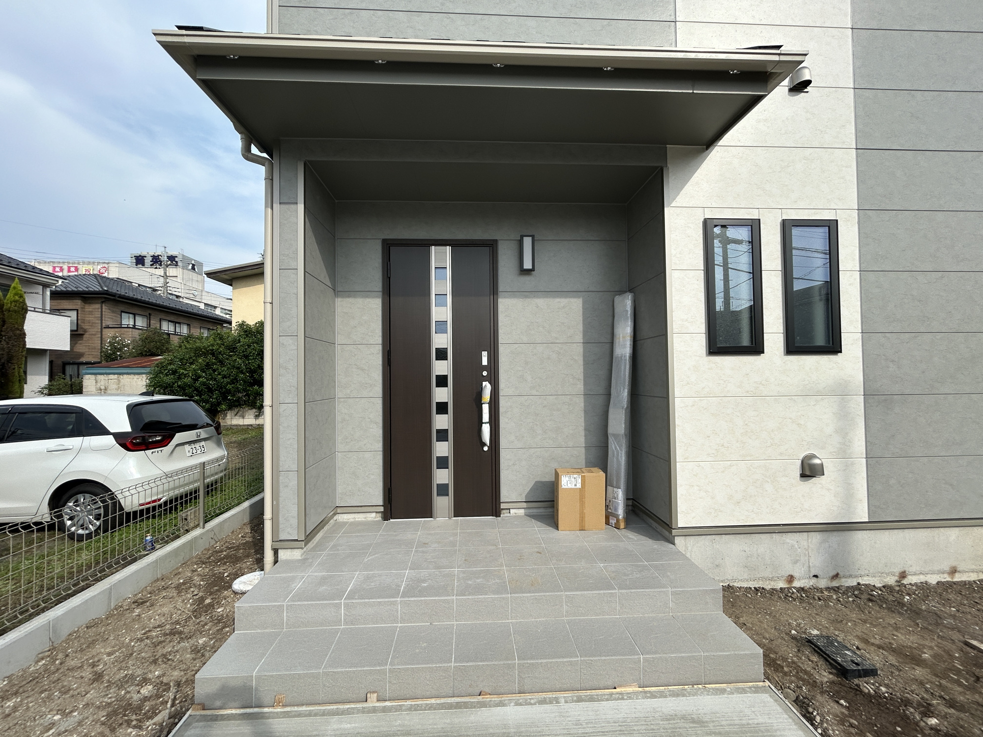 前橋市朝日が丘町　新築住宅全1棟の玄関|明るく優しいイメージの玄関アプローチ。玄関上は屋根があるので雨の心配いらず♪