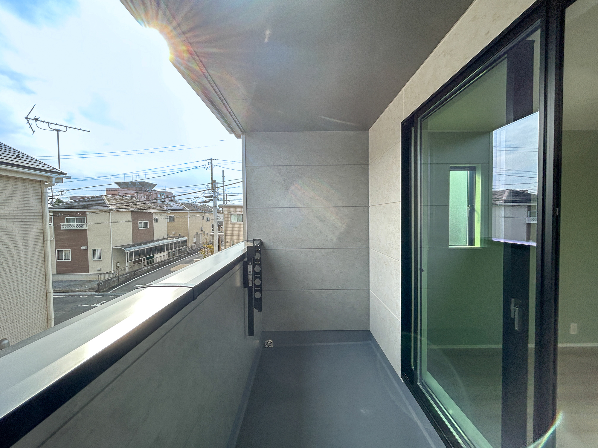 前橋市朝日が丘町　新築住宅全1棟のバルコニー|開放的なバルコニーは見晴らしもよく、太陽の温かな温もりをめいっぱい受け止めてくれます。太陽の光と爽やかな風を受けたお洗濯物はあっという間に乾き、取りこむ時には太陽の匂いを感じられそうですね。
