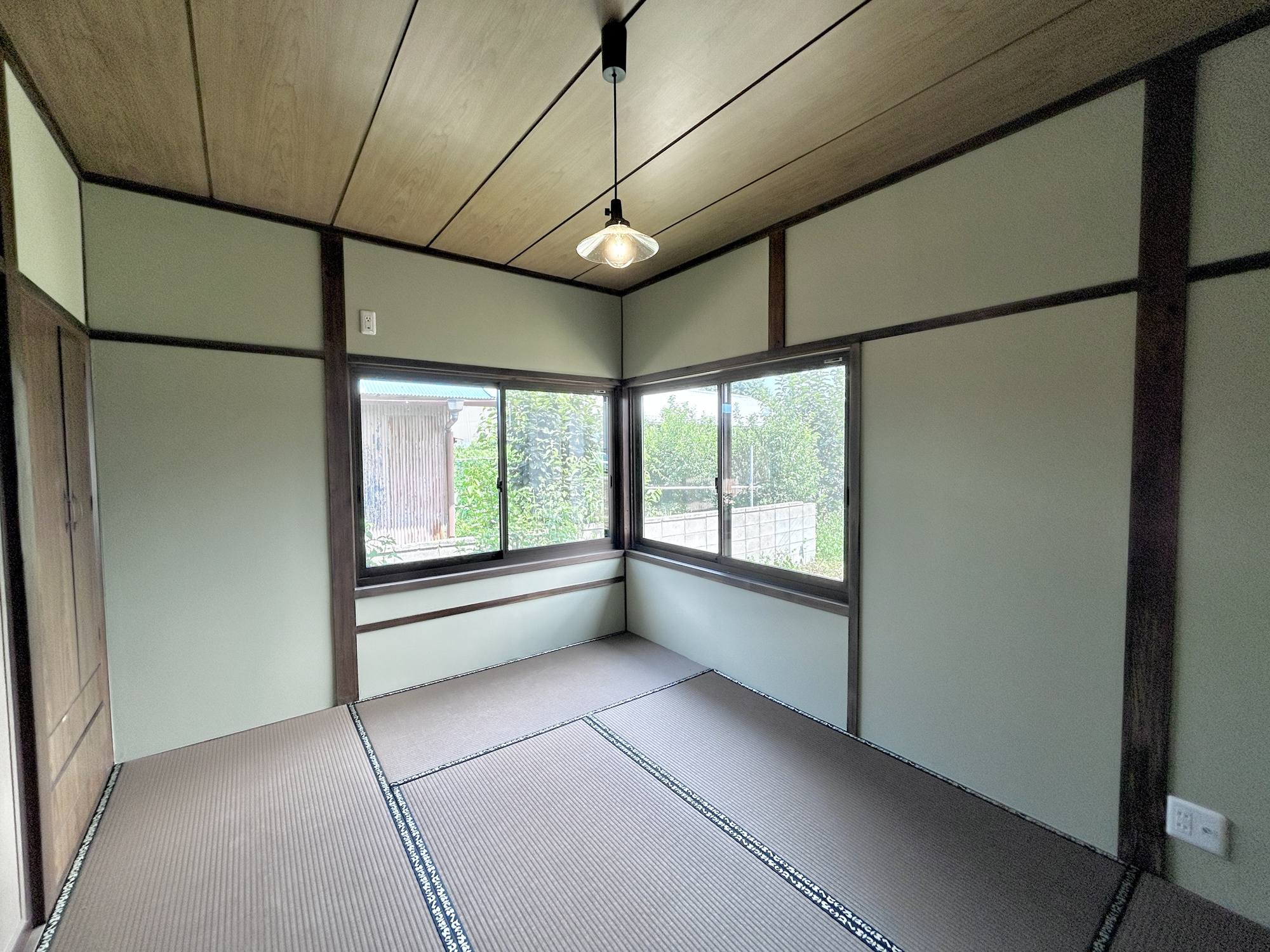 安中市鷺宮　中古物件の和室|大きな窓からたっぷりと陽光が注がれる明るい空間。家族の成長に対応できる永住仕様の間取り。一日の疲れをいやしてくれる主寝室。時を忘れて過ごす場所として過ごせるお部屋。