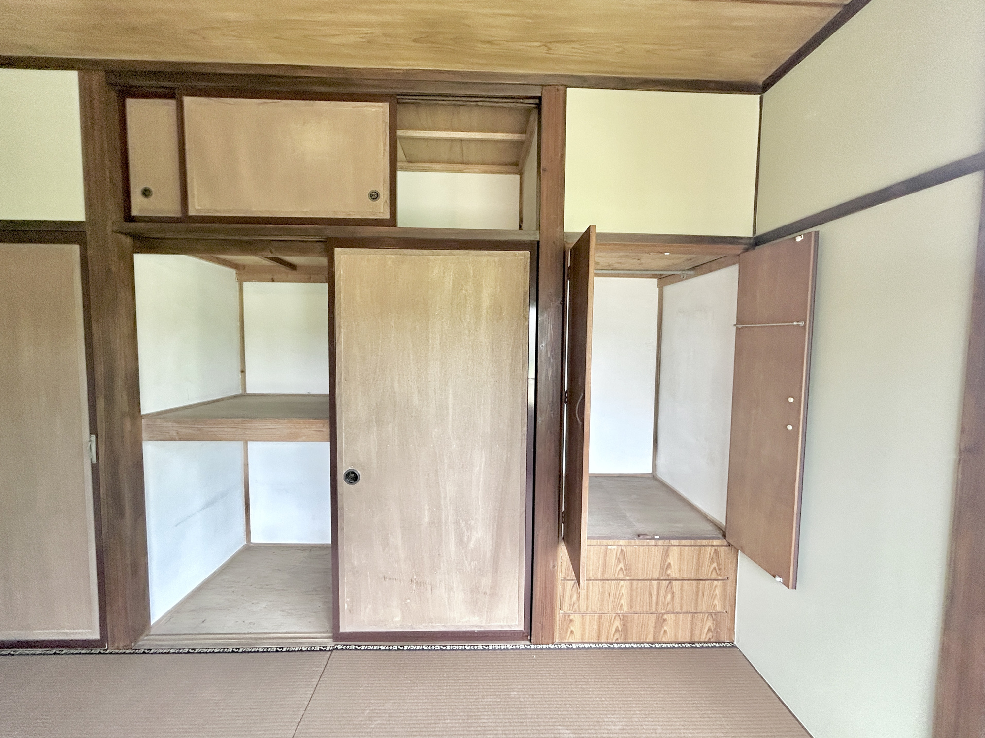 安中市鷺宮　中古物件の収納|洋服はもちろん、お子様との思い出もたっぷりしまえます。お子様の成長と共に増えていく荷物も楽々しまえる収納力！
