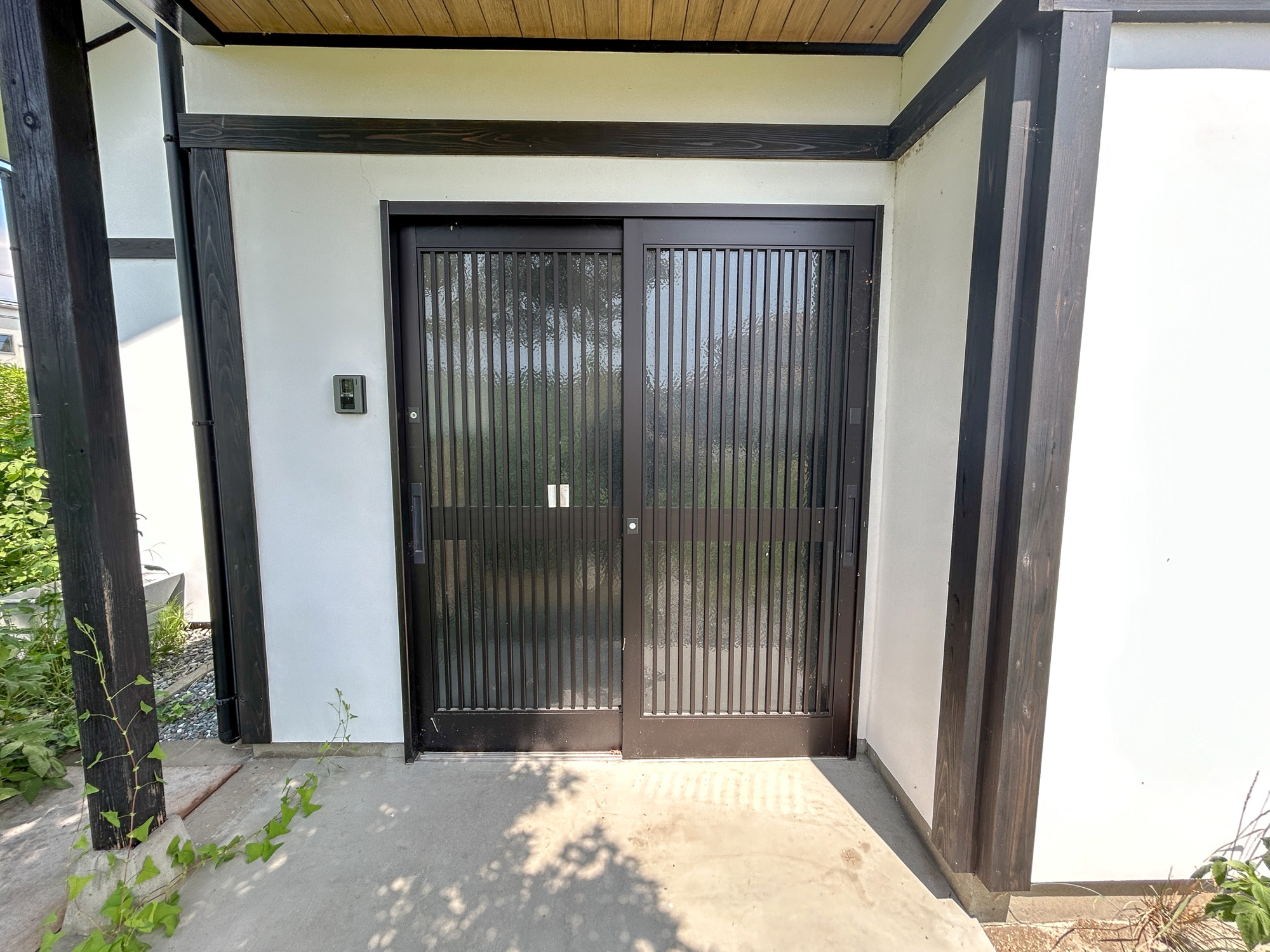 安中市鷺宮　中古物件の玄関|居住者の帰り、訪れる方を優しく迎える・安らぎに満ちた生活空間を予感させる。健やかな暮らしを楽しめそう♪