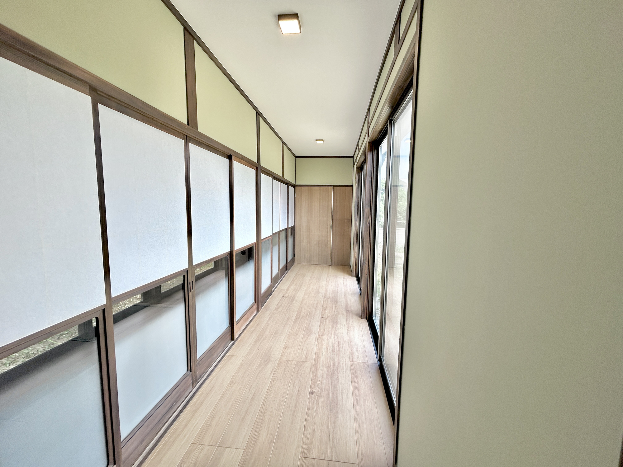 安中市鷺宮　中古物件のその他|南側にある廊下。陽当たり良好で気持ちいですね♪