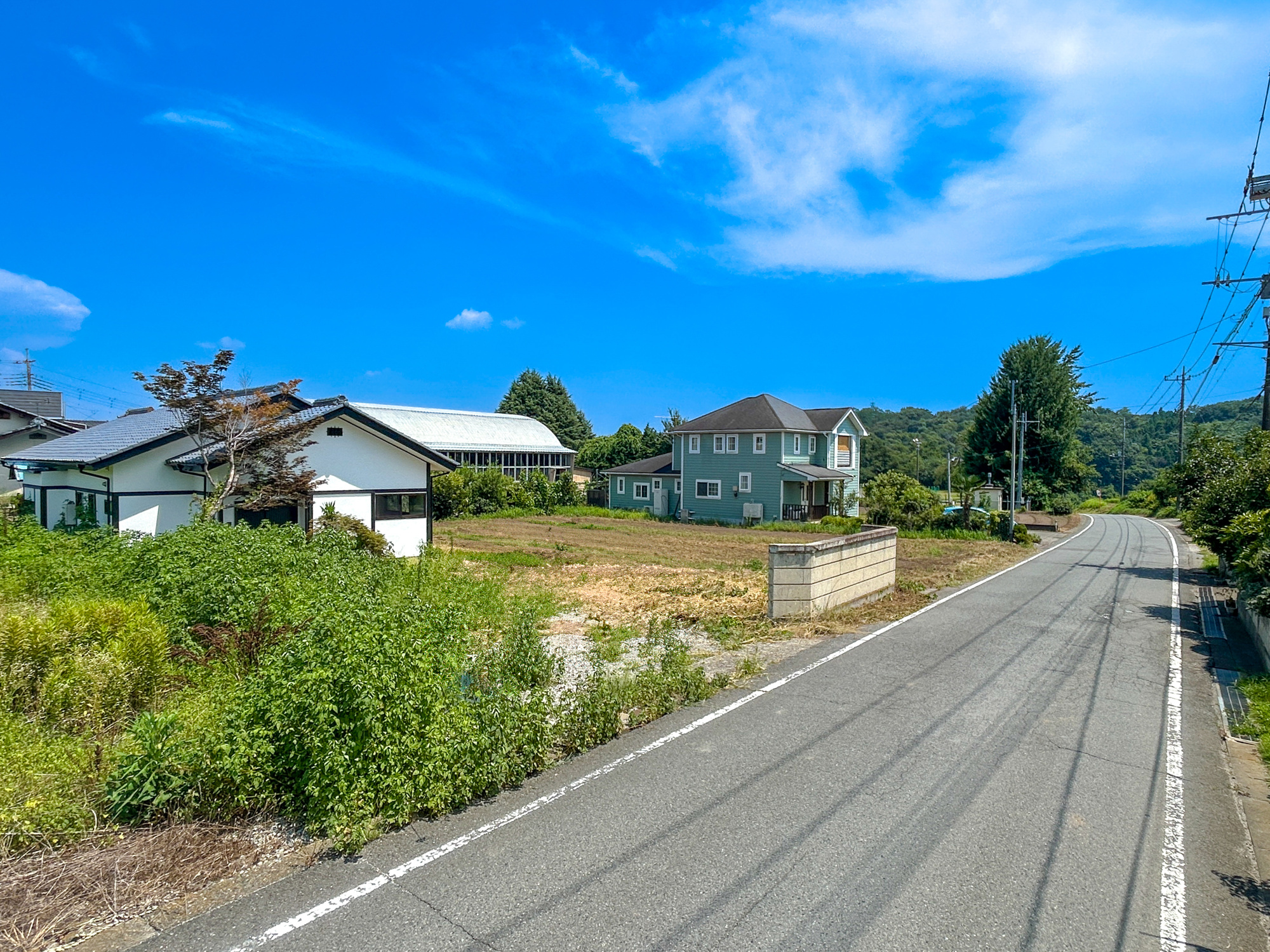 安中市鷺宮　中古物件の前面道路含む現地写真|閑静な住宅地で子育て家族にピッタリ。毎日のお散歩も快適な緑に恵まれたエリアで、自然に包まれた穏やかな暮らしを実現するための、ゆとりある住環境が整っています。

